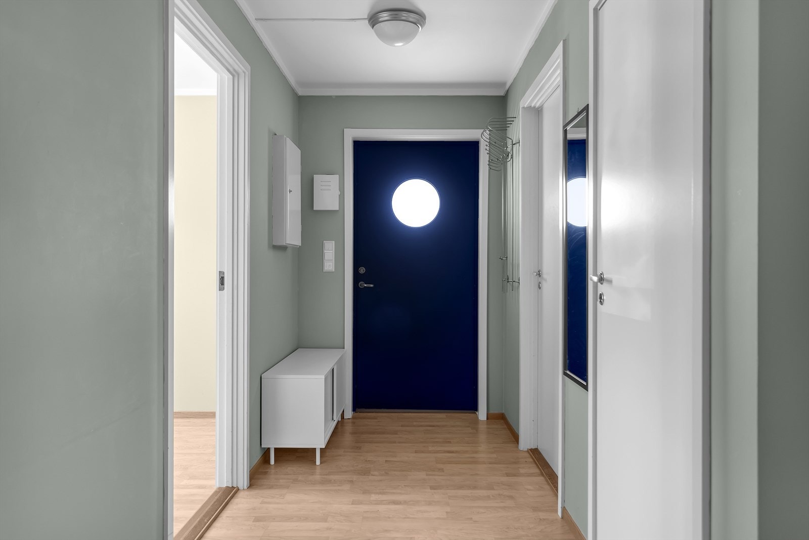 Her er det god plass til oppbevaring av yttertøy og sko, og gulvet er utstyrt med varmekabler som sørger for en behagelig velkomst - uansett årstid. Galleribilde
