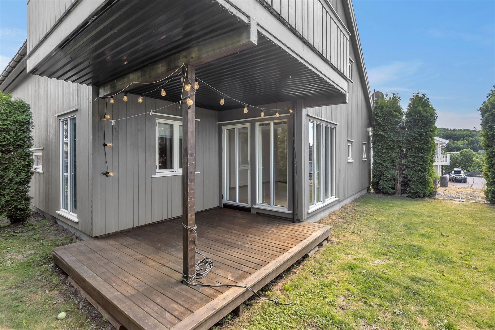 Nyt rolige stunder i solveggen på en solrik, overbygd terrasse med god plass til både utemøbler og grill - ideelt for hyggelige sammenkomster med familie og venner. Galleribilde