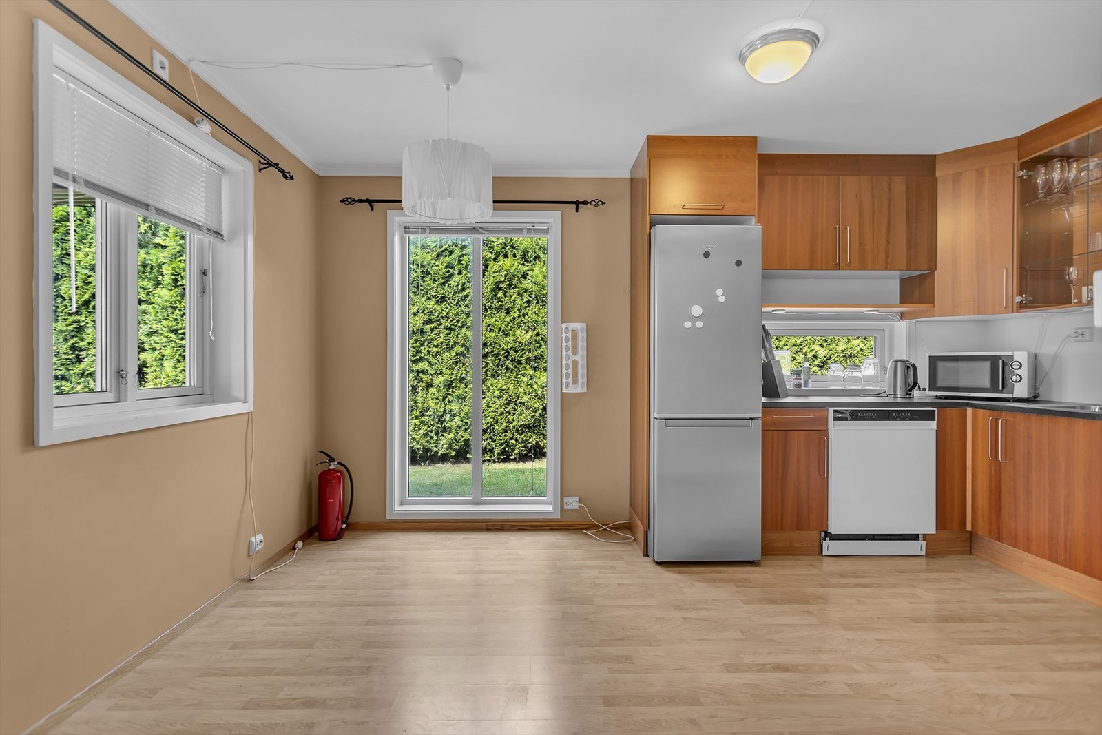 Flott og praktisk kjøkken med rikelig skap- og benkeplass, samt fliser over komfyrsonen som gir et rent og elegant uttrykk. Galleribilde