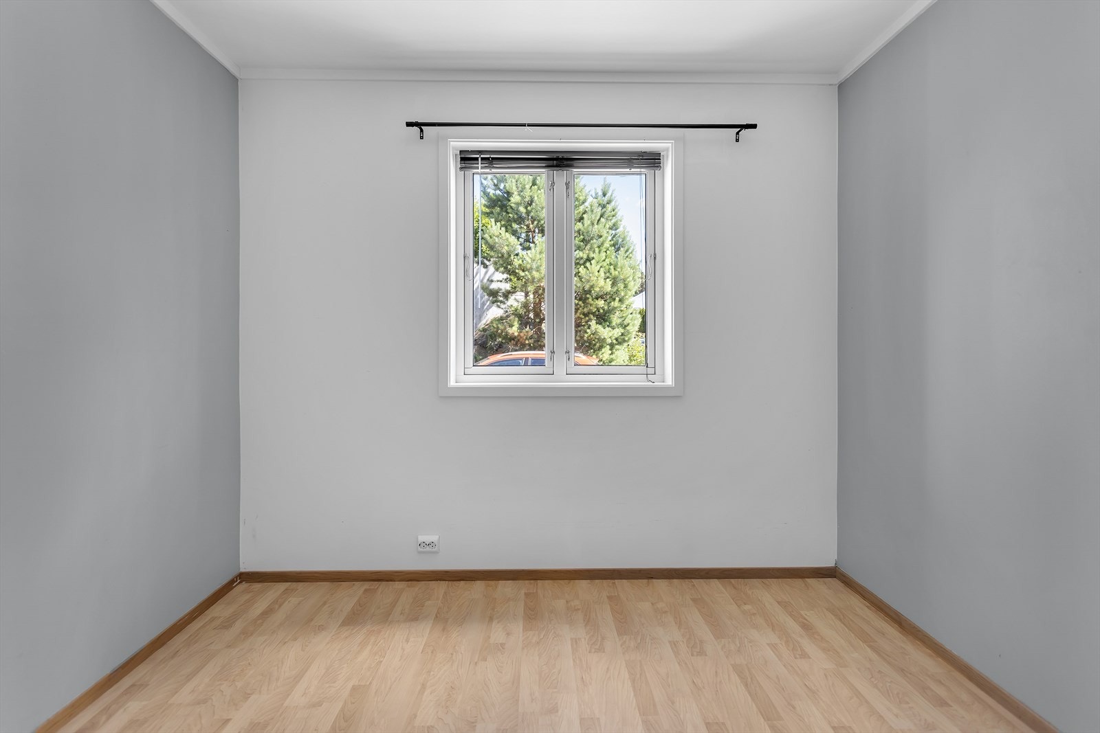 Boligens andre soverom passer godt som barnerom, gjesterom eller kontor. Galleribilde