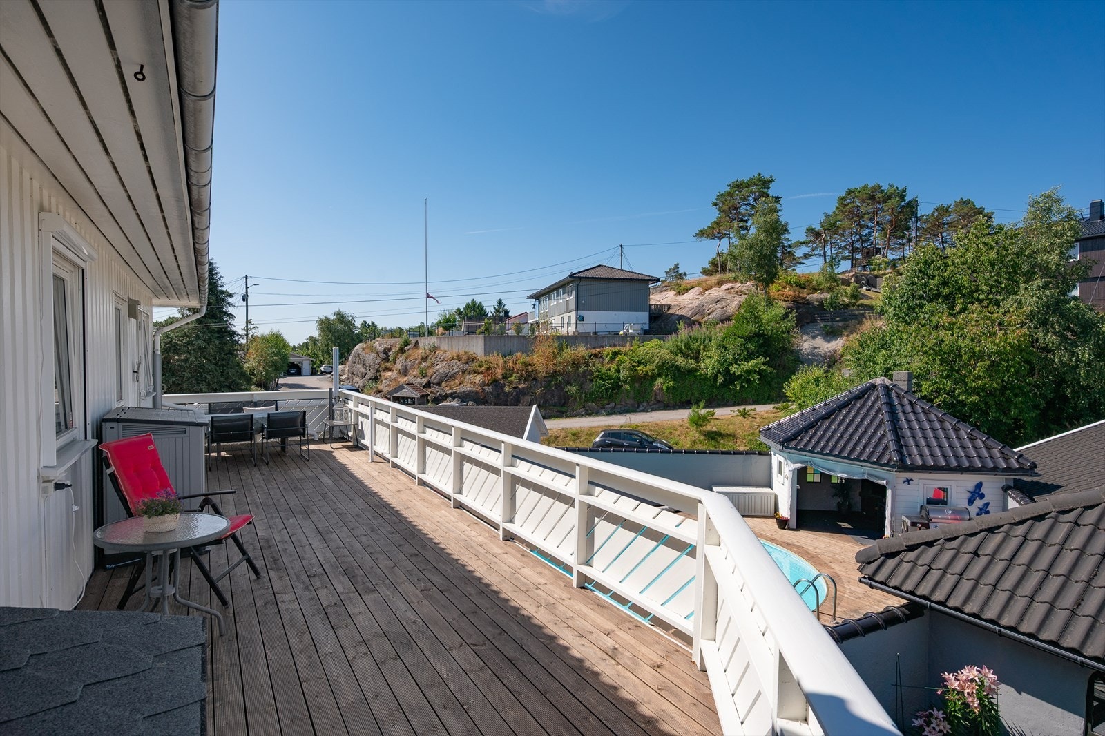 Verandaen gir deg oversikt over hele bassengområdet, i tillegg til at du har sol store deler av dagen! Galleribilde