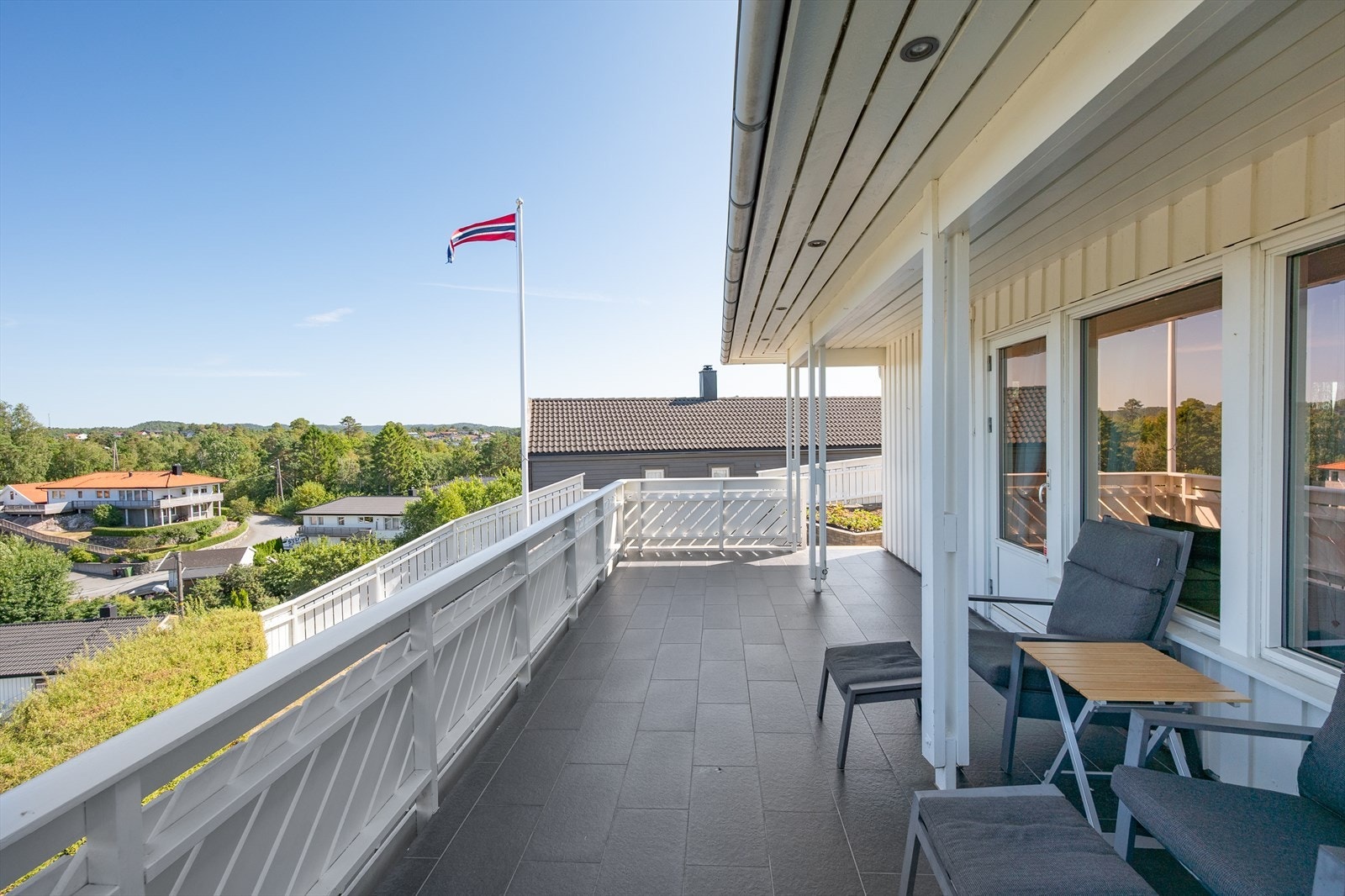 Fra stuen er det utgang til romslig og fin terrasse med flott utsyn utover området! Galleribilde
