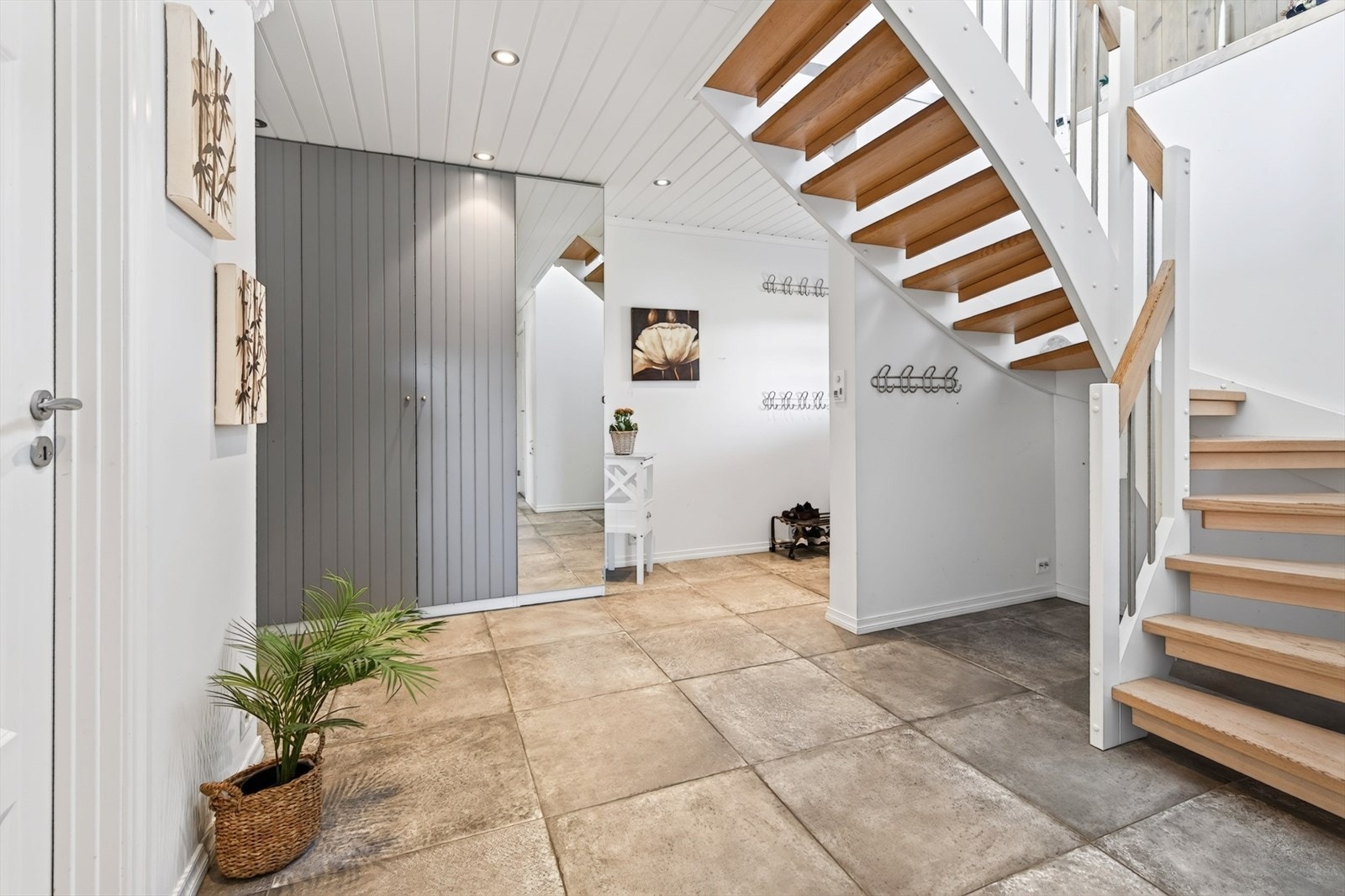 Fra hovedinngangen kommer du inn i en innbydende gang/entré, som naturlig leder videre opp til boligens hovedetasje. Galleribilde