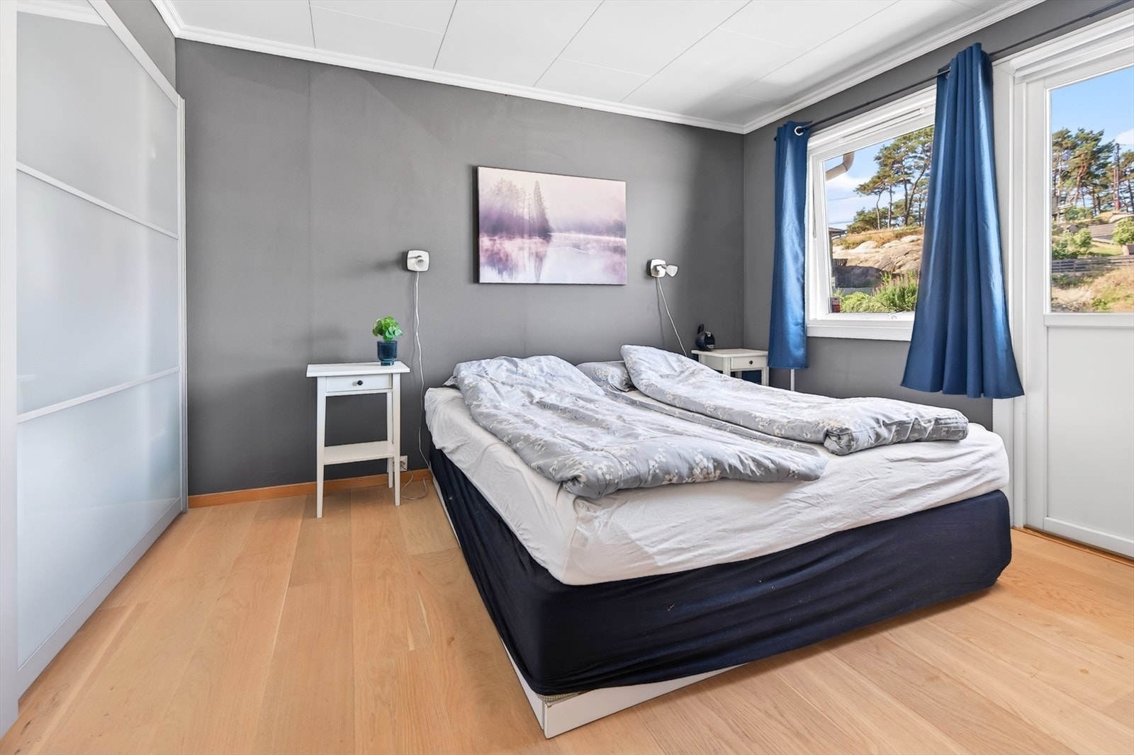 Hovedsoverommet er romslig og har god plass til både dobbeltseng og garderobeløsning. Fra rommet er det direkte utgang til den vestvendte verandaen. Galleribilde