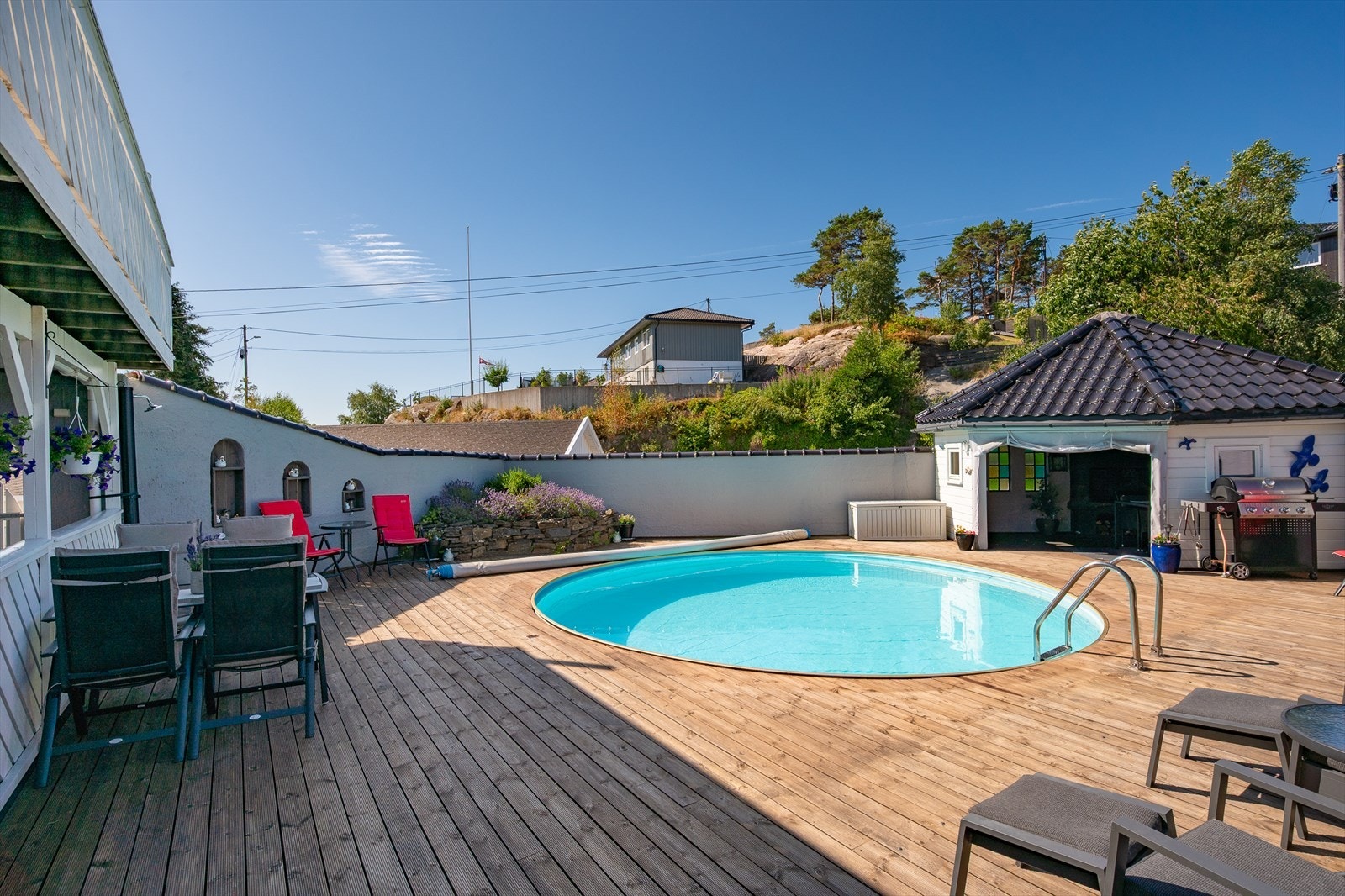 Med et stort og deilig, oppvarmet basseng kan du nyte varme sommerdager i egen hage! Galleribilde