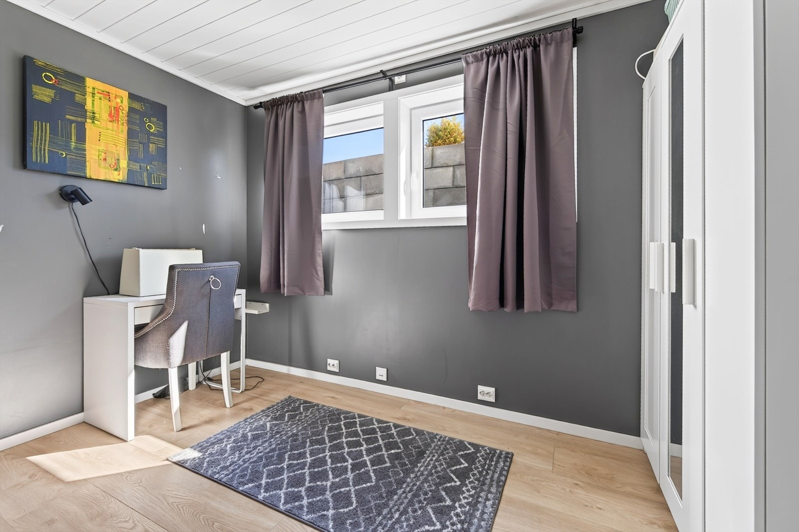 Boligens tredje soverom ligger i underetasjen og har fleksible innredningsmuligheter med plass til seng, garderobe og skrivebord. Galleribilde