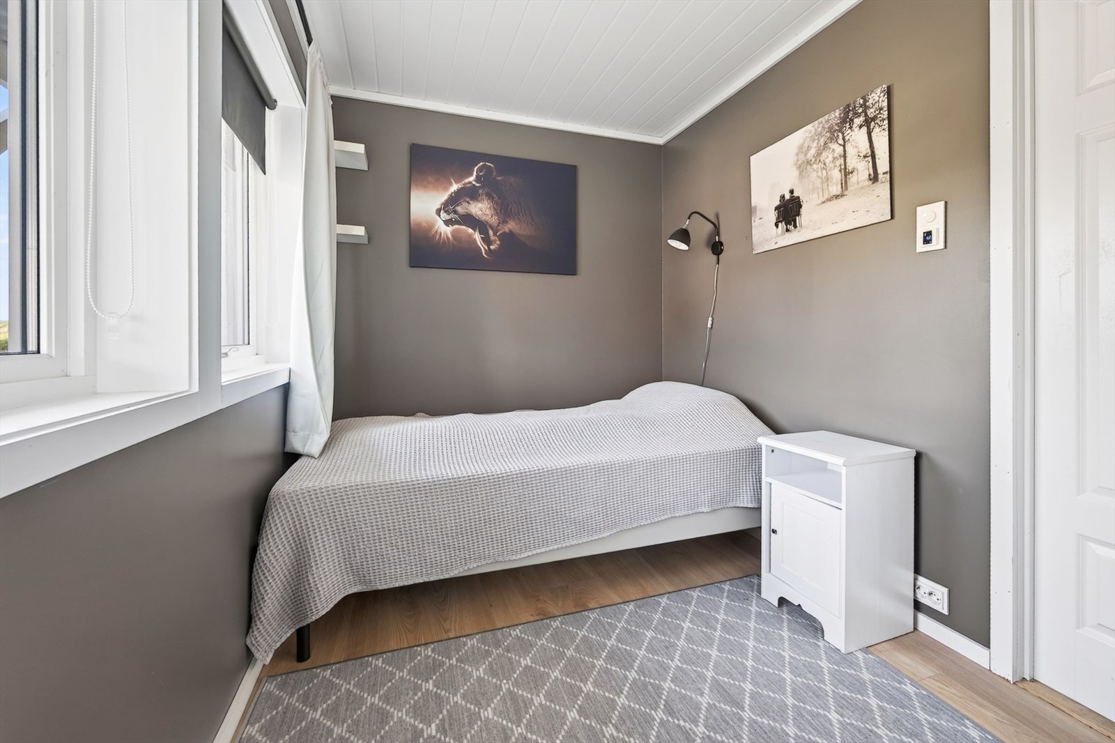 Det andre soverommet egner seg godt som både barnerom, gjesterom eller hjemmekontor, og har store vindusflater som slipper inn rikelig med naturlig lys. Rommet har god plass til både seng og garderobeløsning. Galleribilde