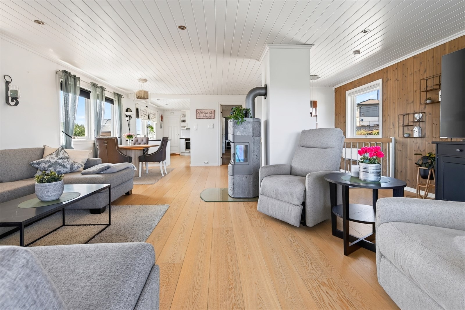 Vi beveger oss tilbake inn i stua. Galleribilde