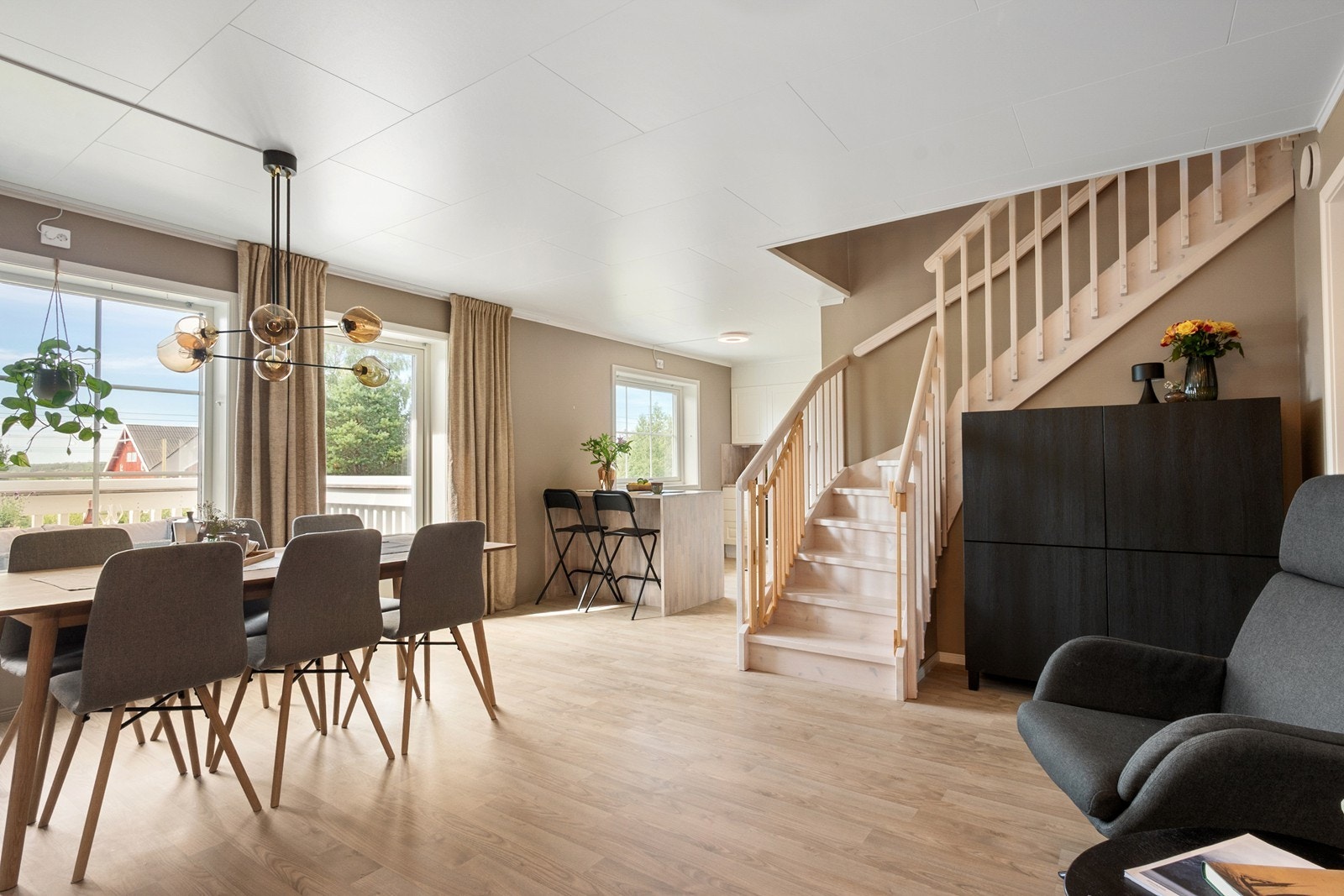 I stuesonen er det plass for spisestue tilknyttet kjøkken og annet møblement etter ønske. Galleribilde