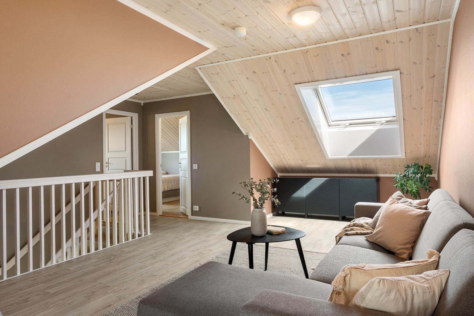 Et stort takvindu gir godt med naturlig lys. Galleribilde