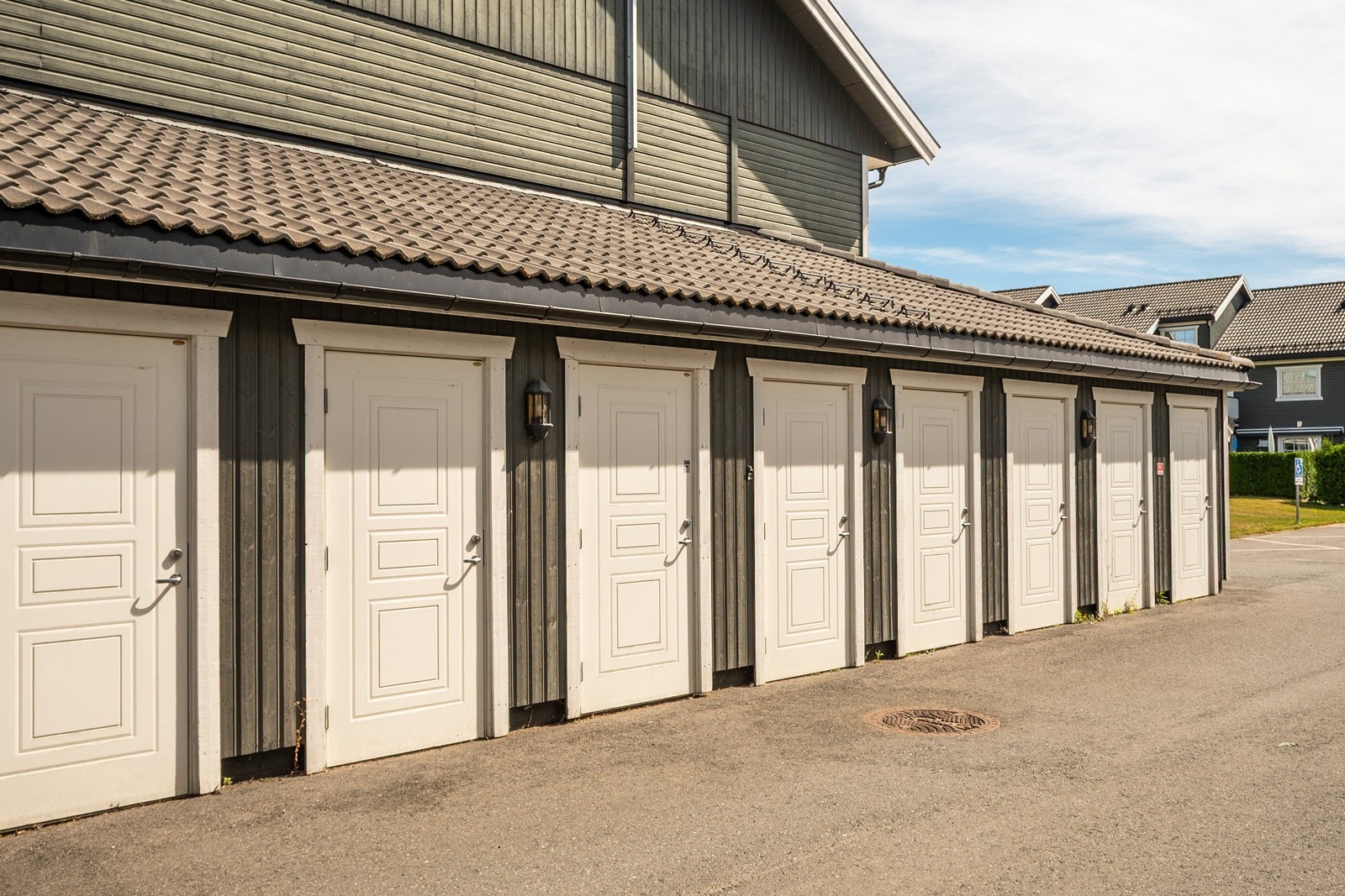 For lagring er det innvendig bod i begge etasjer i tillegg til utvendig bod på bakkeplan. Galleribilde