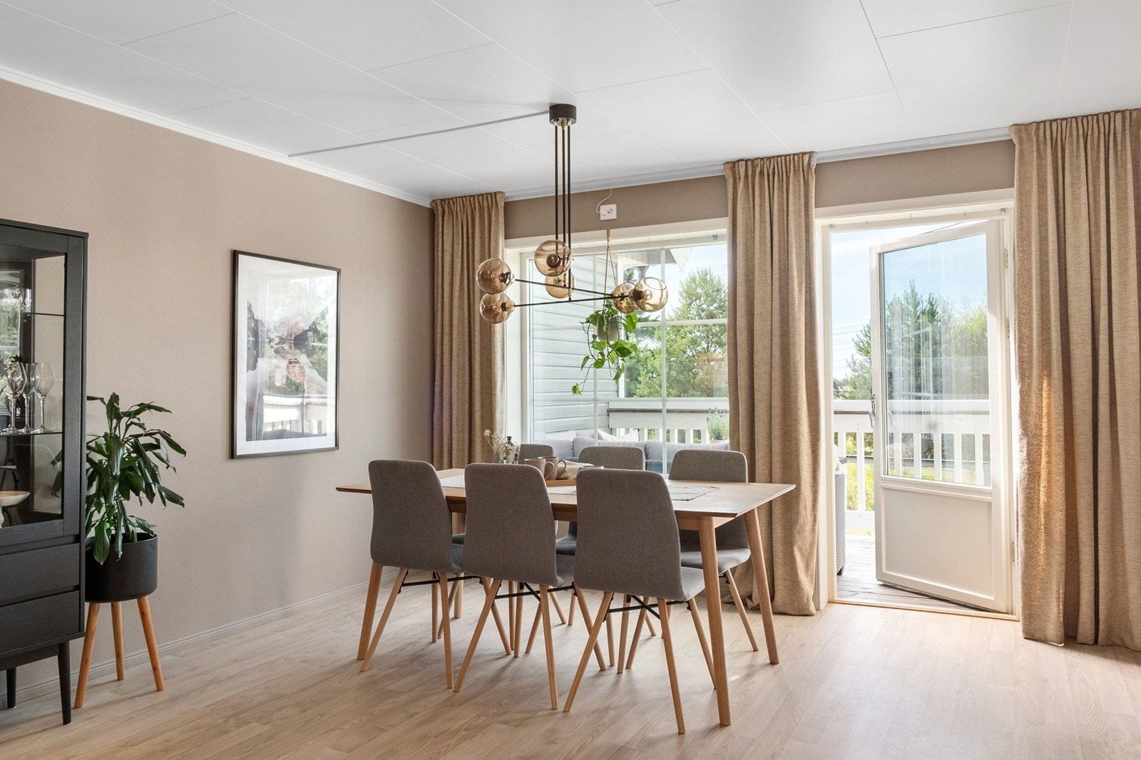 Det er montert takskinne for gardin som gir et mykere uttrykk med tekstil i rommet. Galleribilde