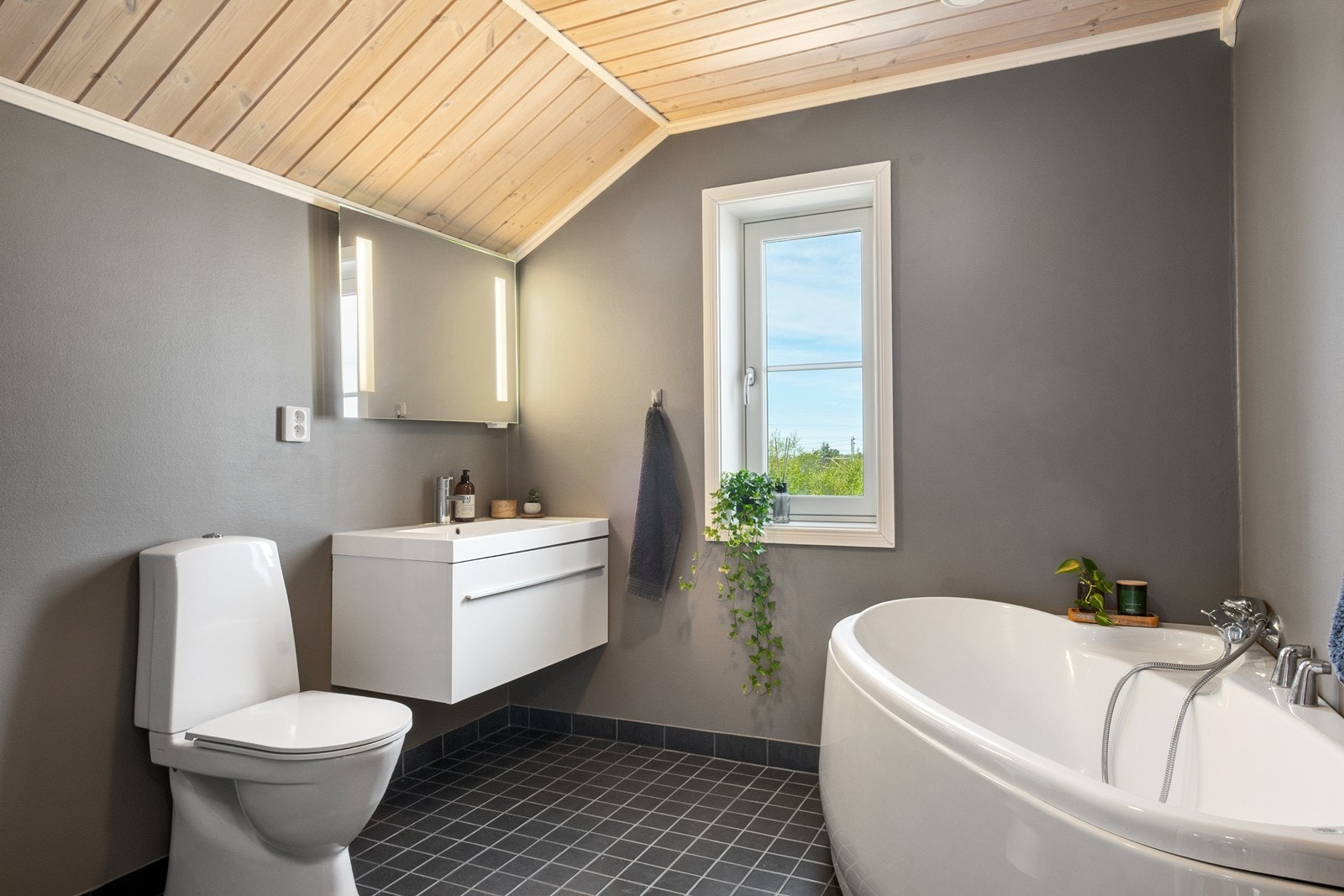 Badet i boligens 2. etasje har et hjørnebadekar til glede for liten og stor, samt tilgang til bod. Galleribilde