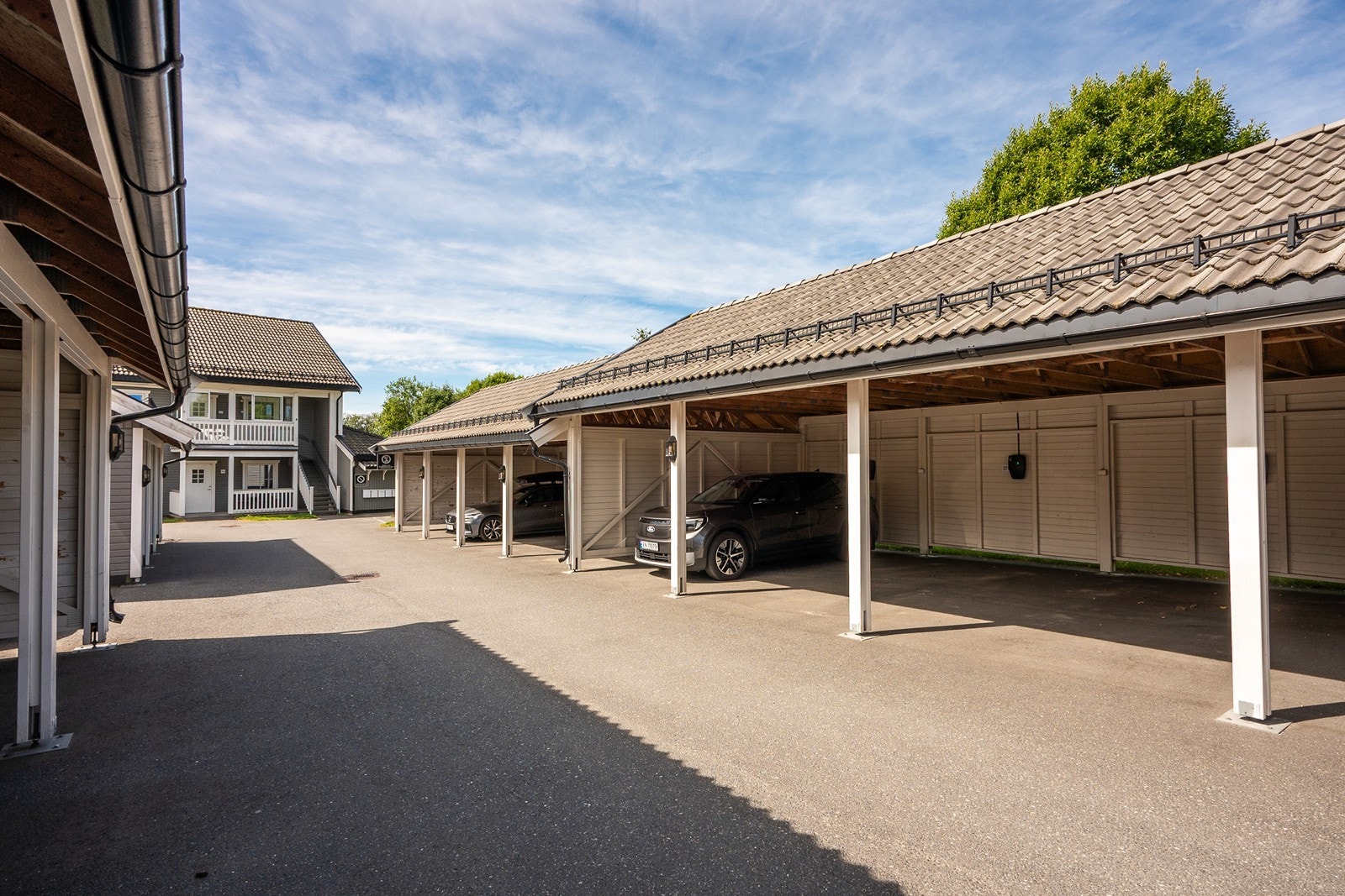 Leiligheten disponerer parkeringsplass i carport med ladeboks. Sameiet har egne biloppstillingsplasser for gjester. Galleribilde