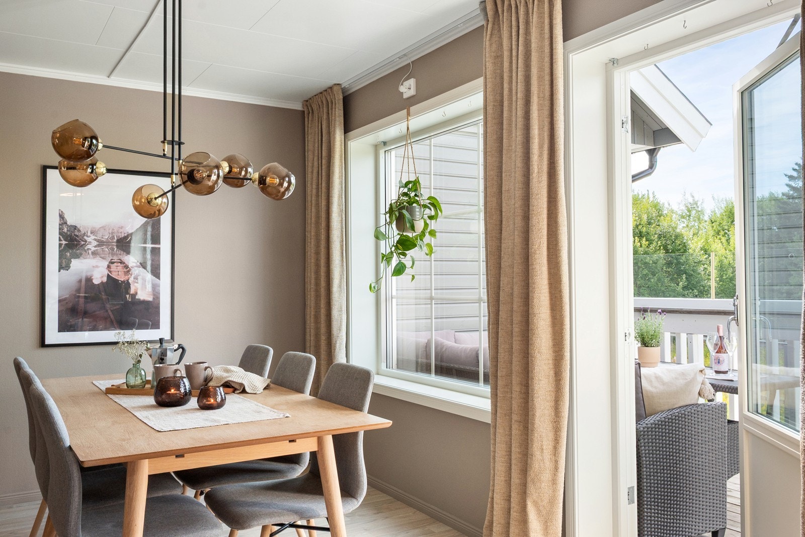 Ved spisestuen leder verandadør ut til vestvendt uteplass. Galleribilde