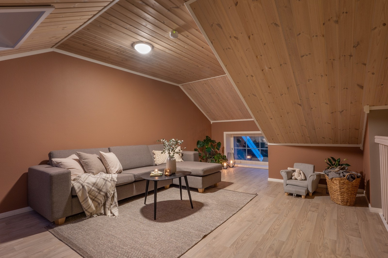 Stuen i boligens 2. etasje fungerer utmerket som TV-stue, et sted å trekke seg tilbake eller eget spill- og lekeareal. Galleribilde