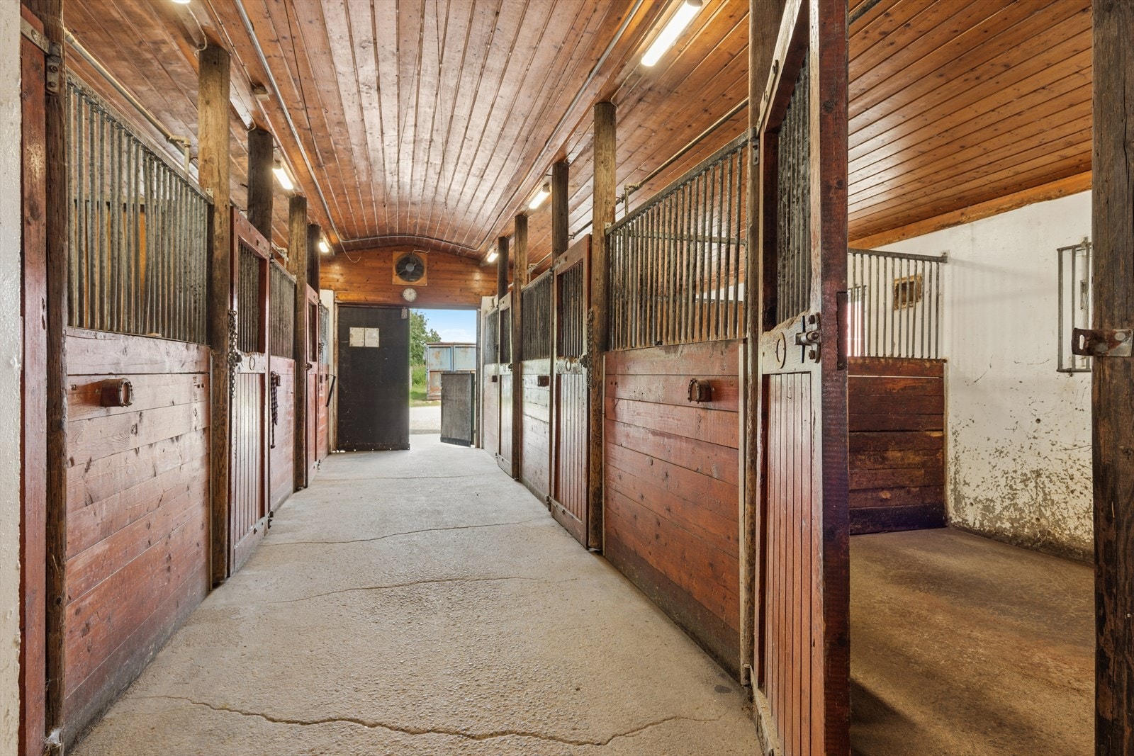 Stallen har totalt 17 stallplasser fordelt på flere bygninger. Galleribilde