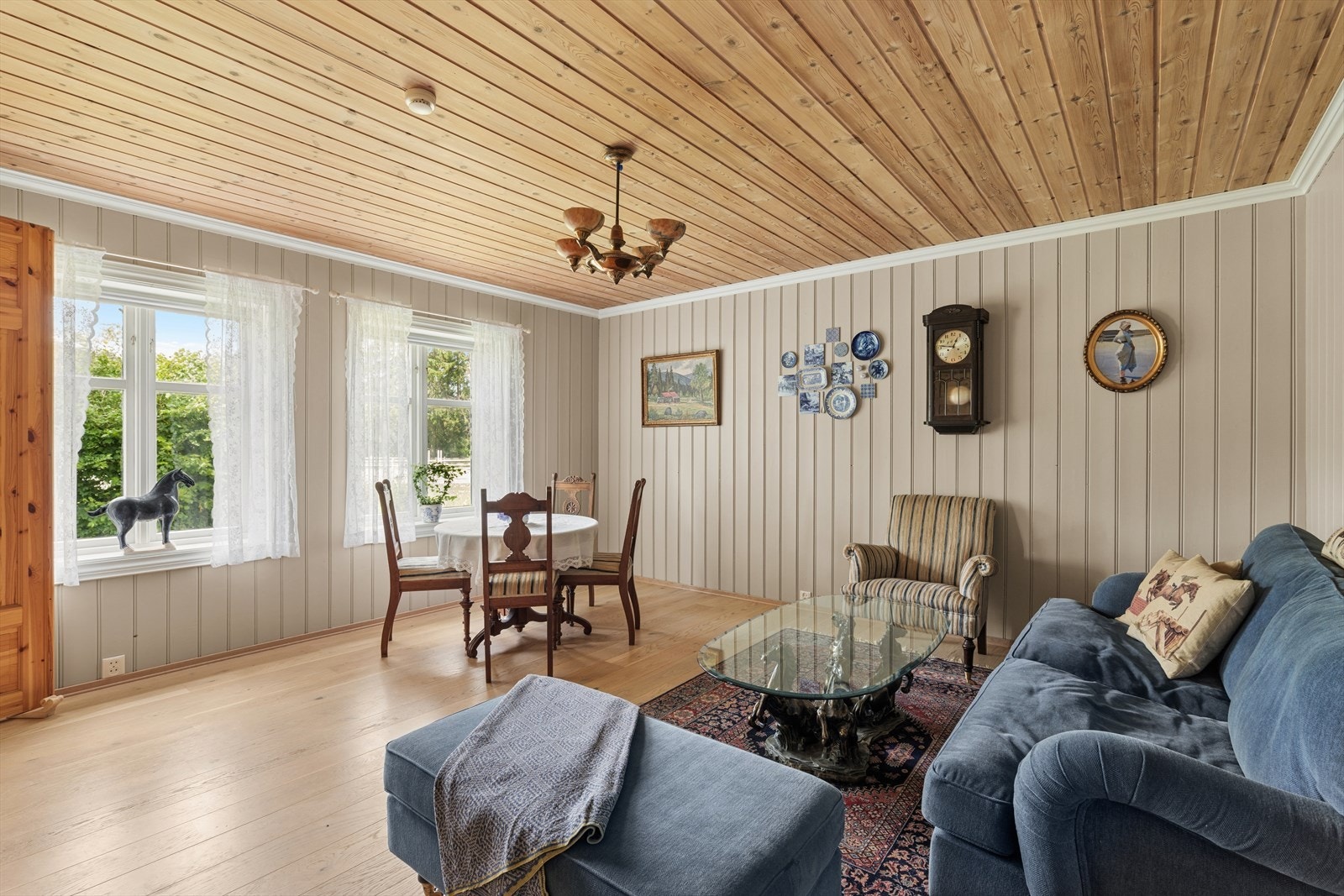I finstuen er det en klassisk etasjeovn tilknyttet teglsteinspipe. Galleribilde