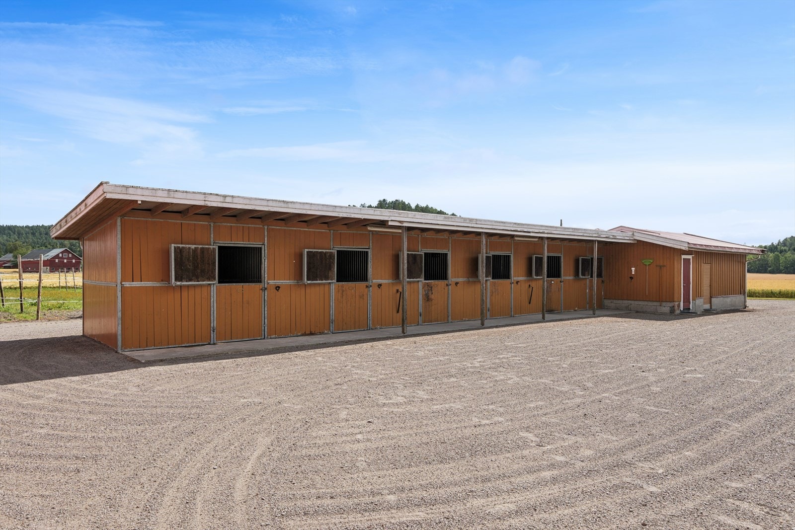 Tilbygget stall fra garasjen på ca. 58 m² med seks stallplasser og todelte stalldører. Galleribilde