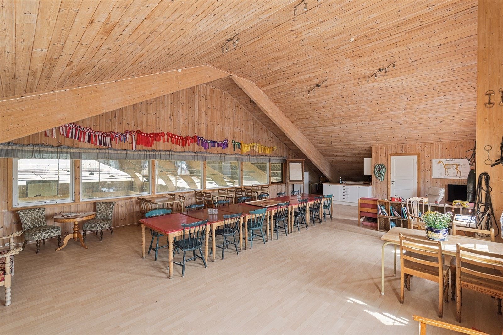 Rytterstue på ca. 88 m² i andre etasje av ridehuset, med egen kjøkkenkrok. Fra rytterstua er det god utsikt over ridehallen. Galleribilde