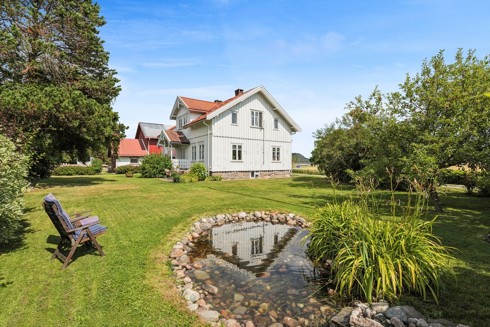 Det sjarmerende våningshuset fra 1923 ligger skjermet til med egen hage. Galleribilde