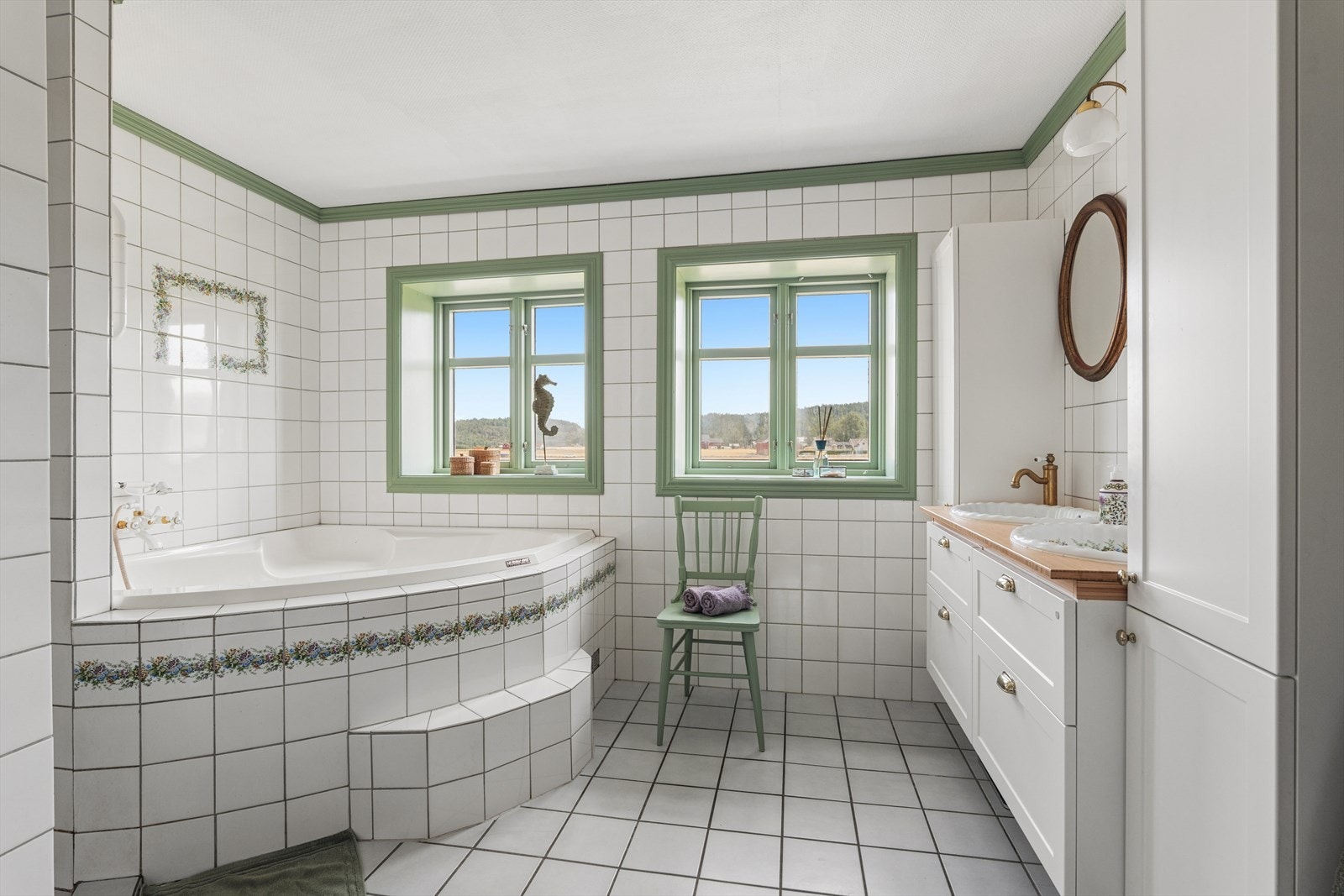 Badet i andre etasje har både badekar og dusjnisje. Innredningen er fra 2020. Fra badet er det nedkast til skittentøy ned til vaskerommet. Galleribilde