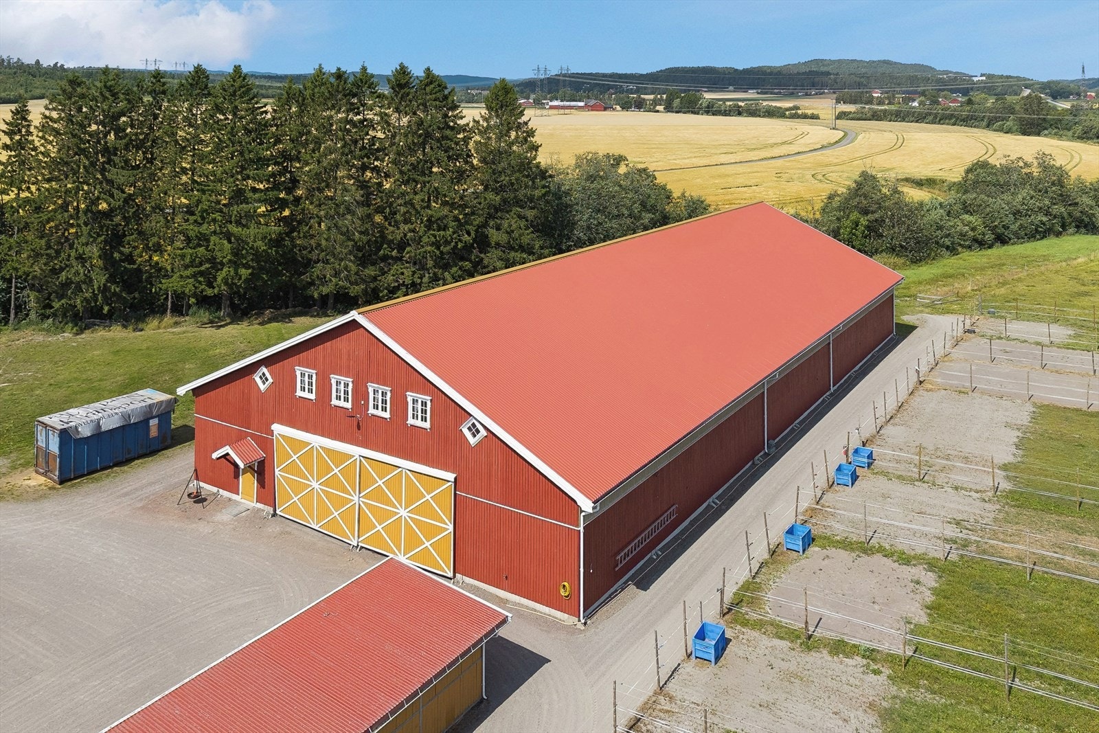Ridehus på ca. 1050 m² (BYA) oppført i 2003 i limtrekonstruksjon. Galleribilde