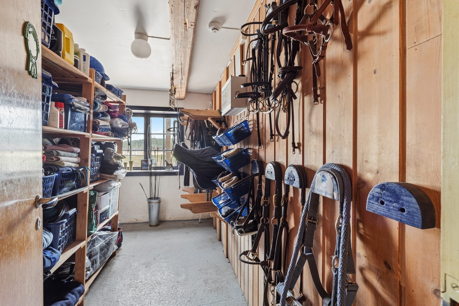 Godt med oppbevaringsplass for hodelag og annet utstyr. Galleribilde