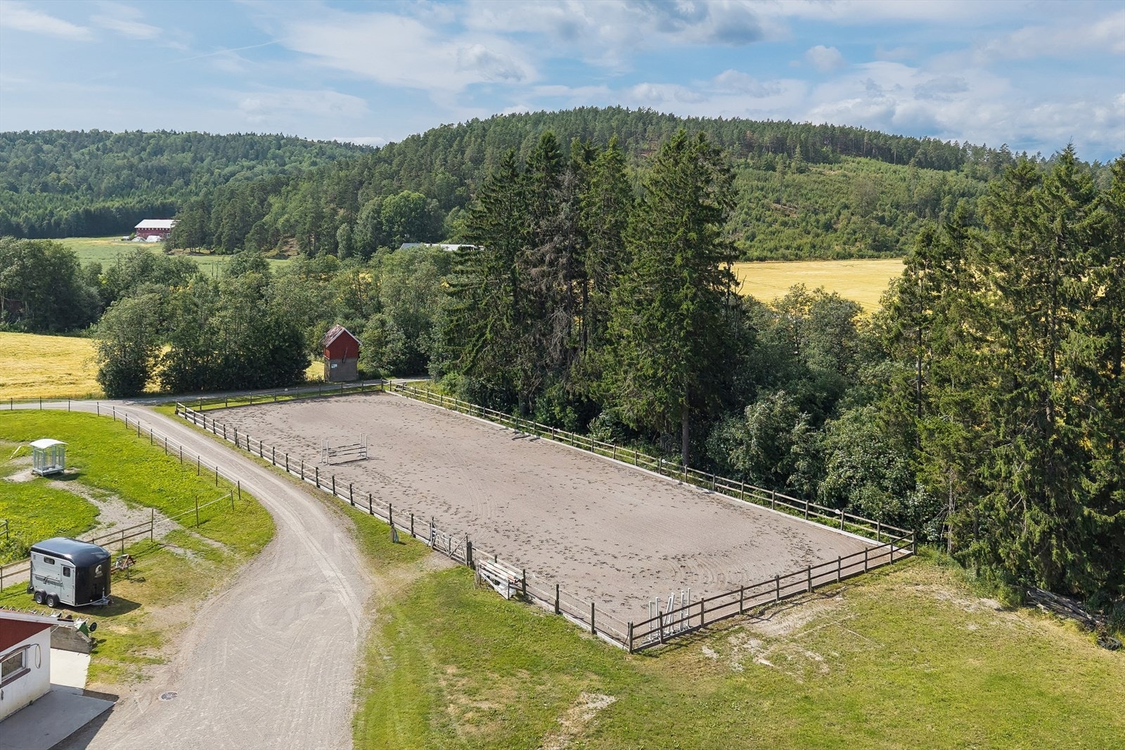 Utendørs ridebane på ca. 20 x 60 meter, omkranset av et vakkert kulturlandskap. Galleribilde