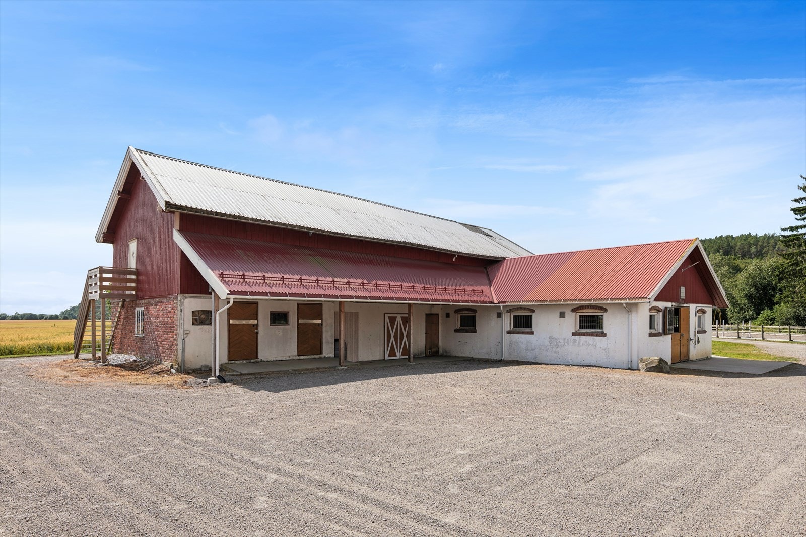 Stall-/låvebygg på ca. 280 m² med stallplasser, løsdrift og store lagringsarealer. Galleribilde