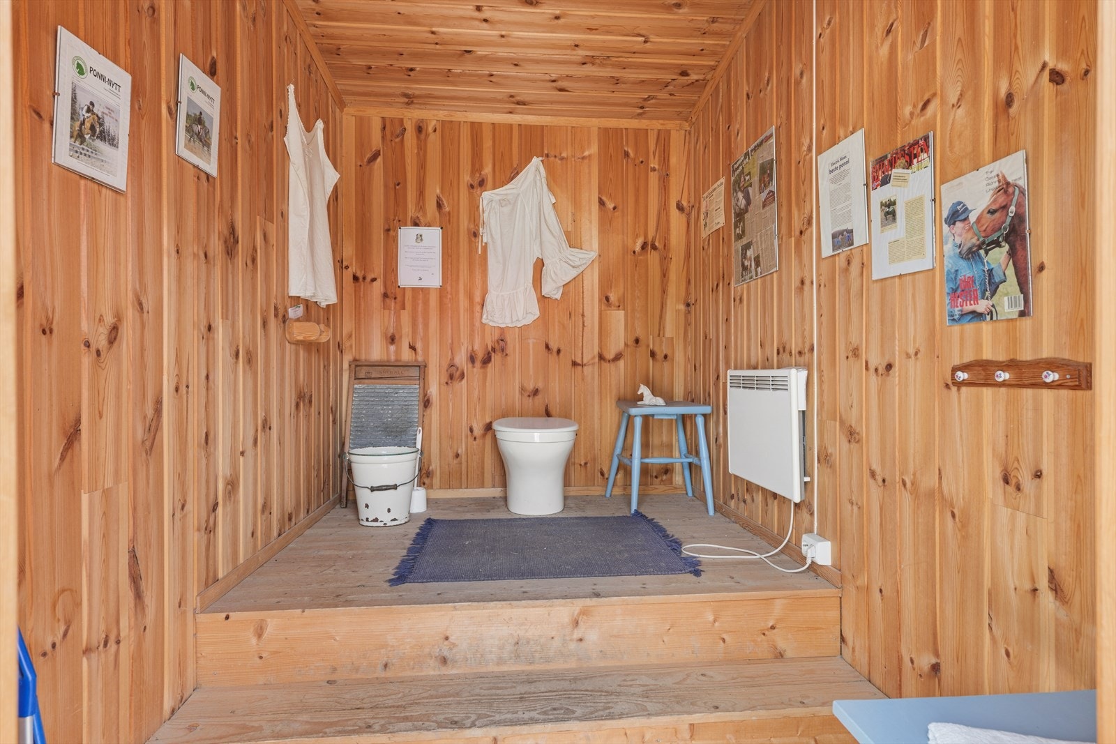 Toalettrom med /snurredomulldo i en av driftsbygningene. Galleribilde