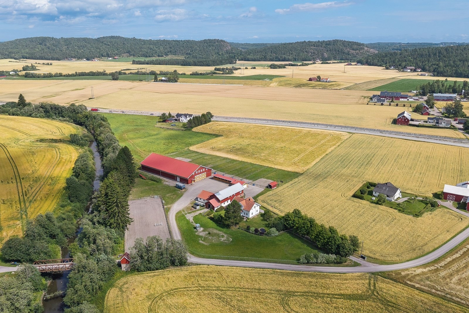 Landlig og fredelig, men kun ca. 10 minutter fra Tønsberg og kort vei til Revetal. Galleribilde