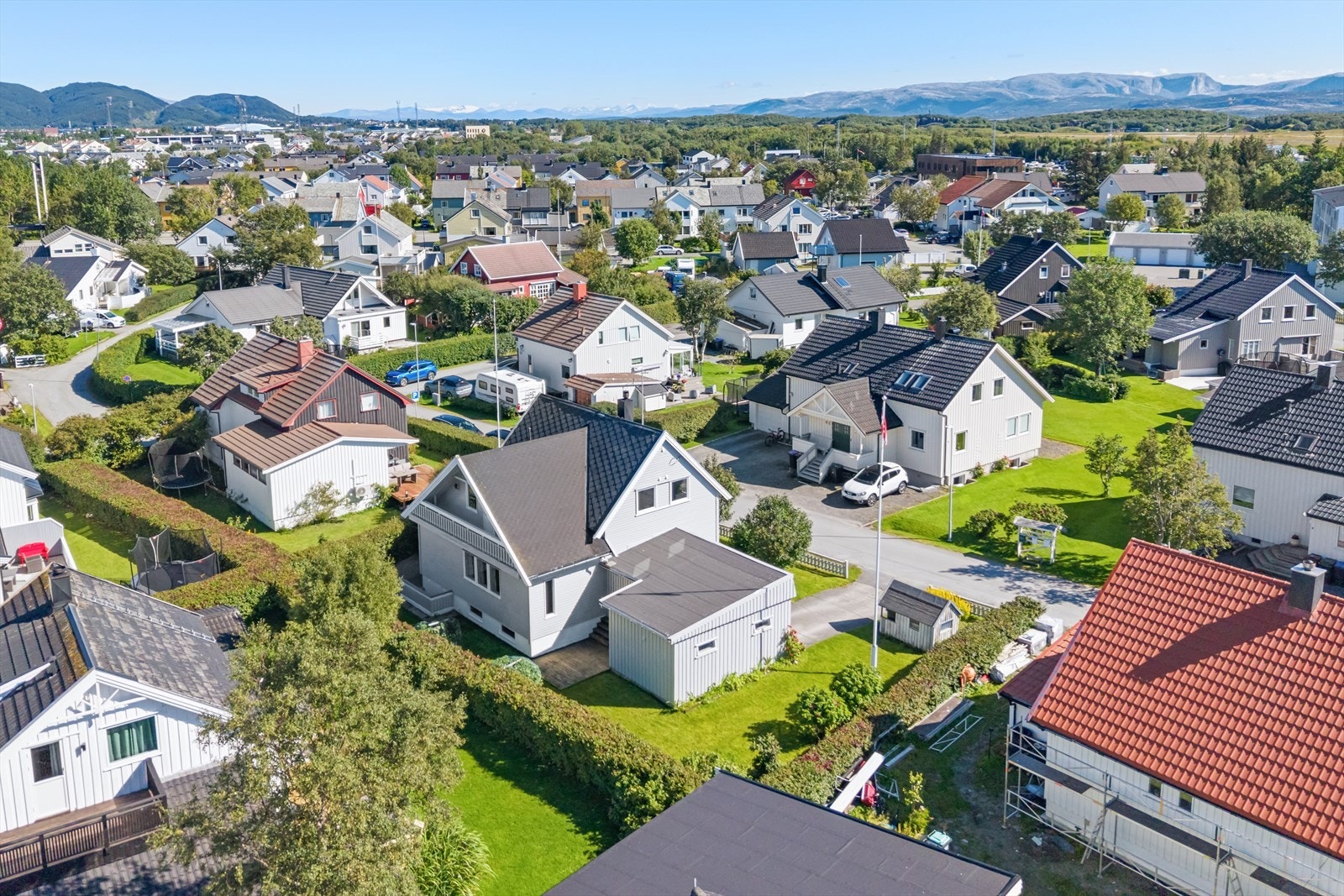 Eiendommen ligger i et veletablert og barnevennlig boligområde. Galleribilde
