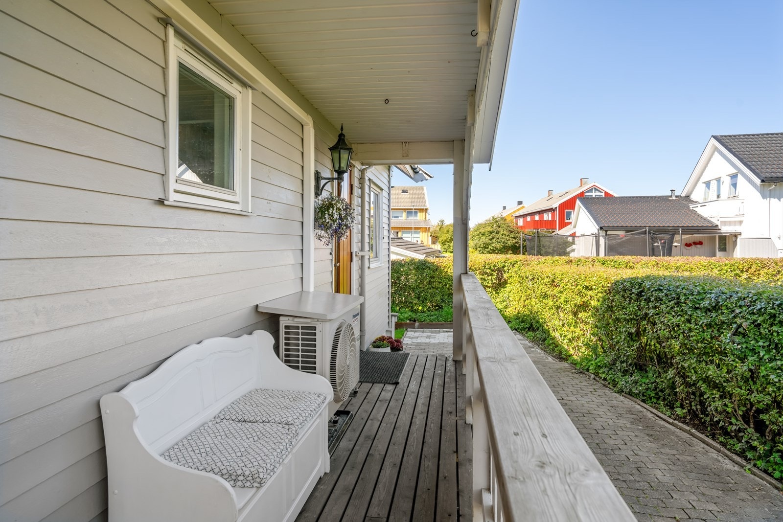 Inngangspartiet er overbygd og har plass til en liten sittegruppe. Galleribilde
