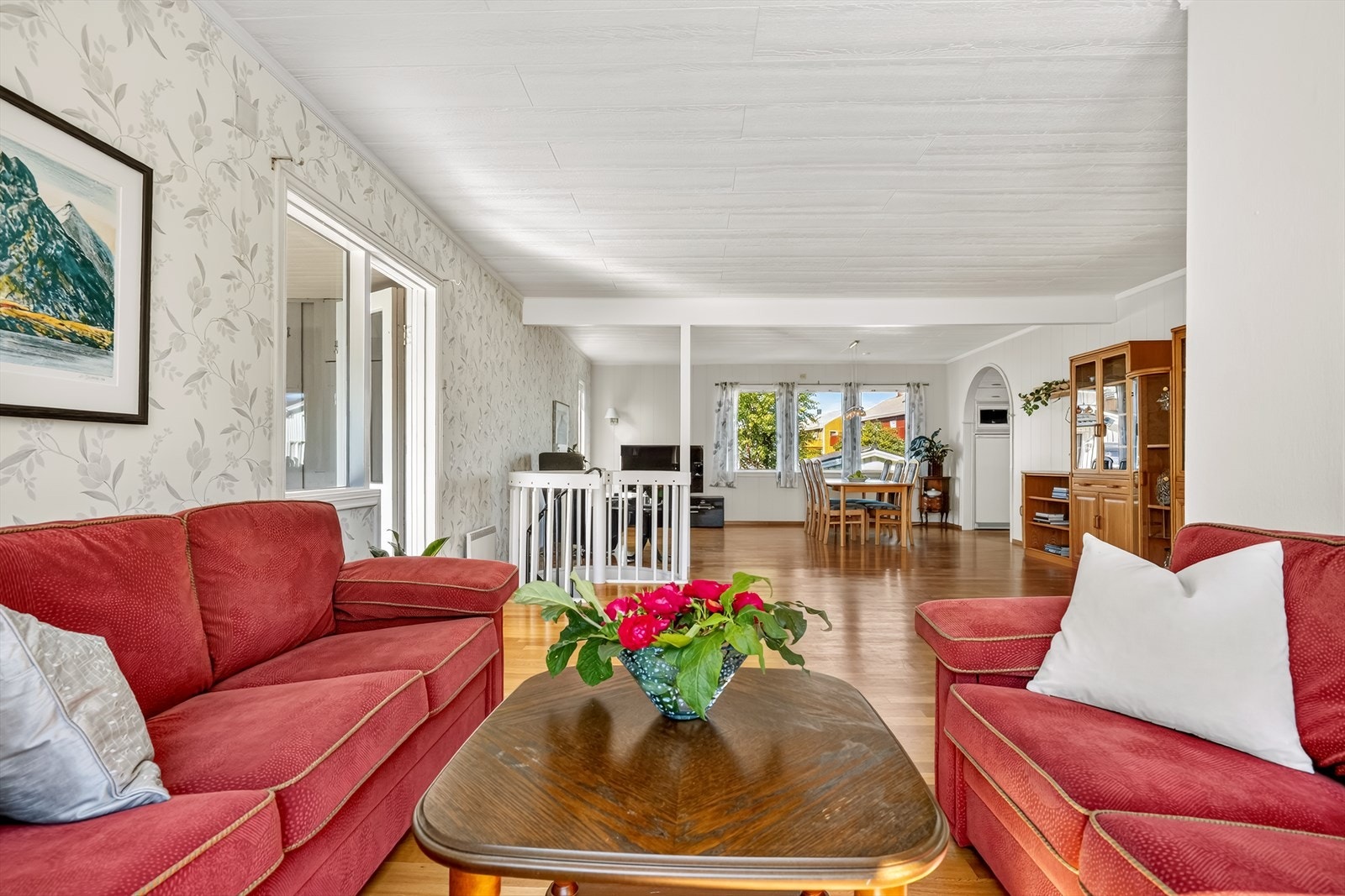 Store vindusflater gir godt med naturlig lys inn i stuen. Galleribilde
