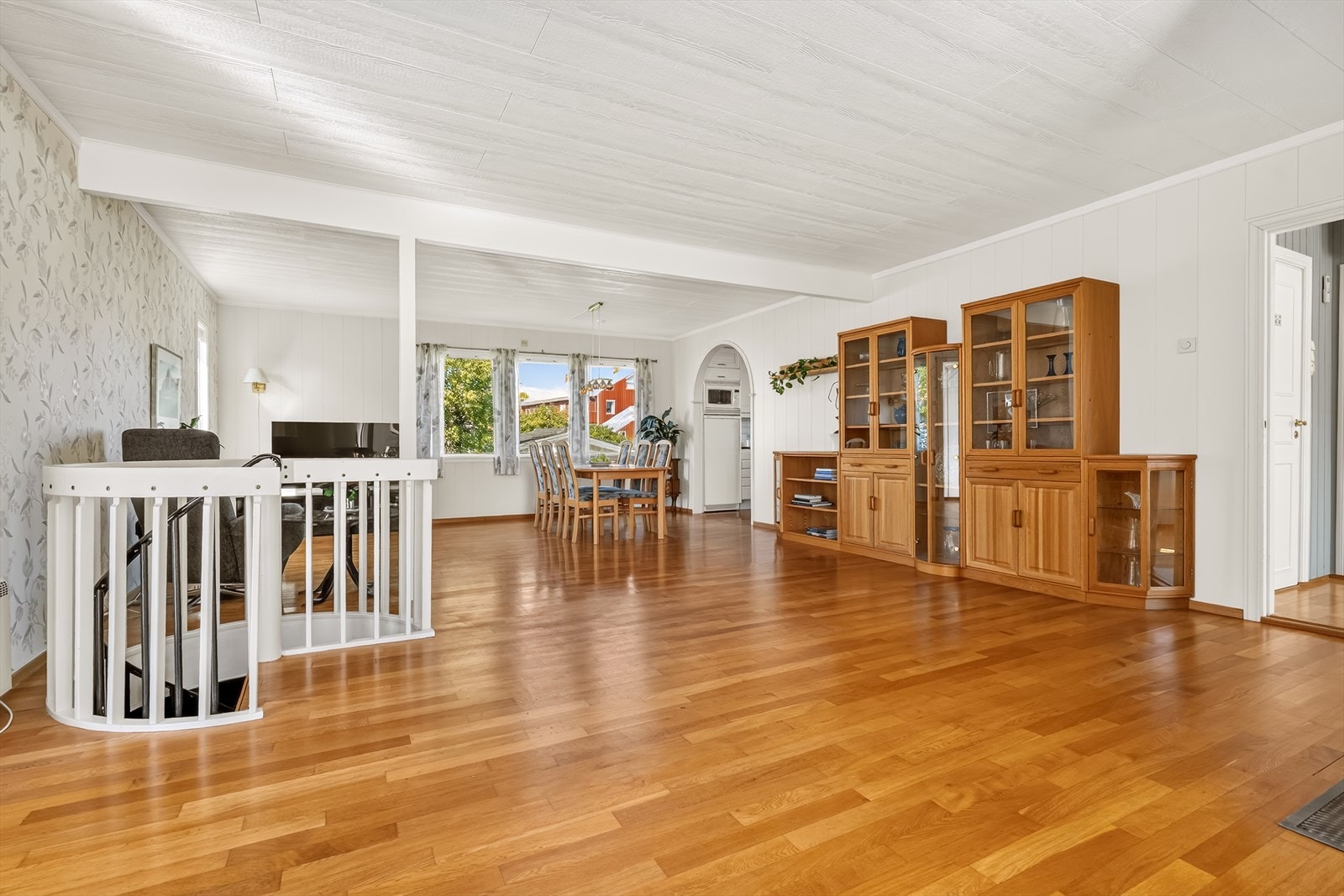 Stuen har god plass til både sofagruppe og spisebord. Galleribilde