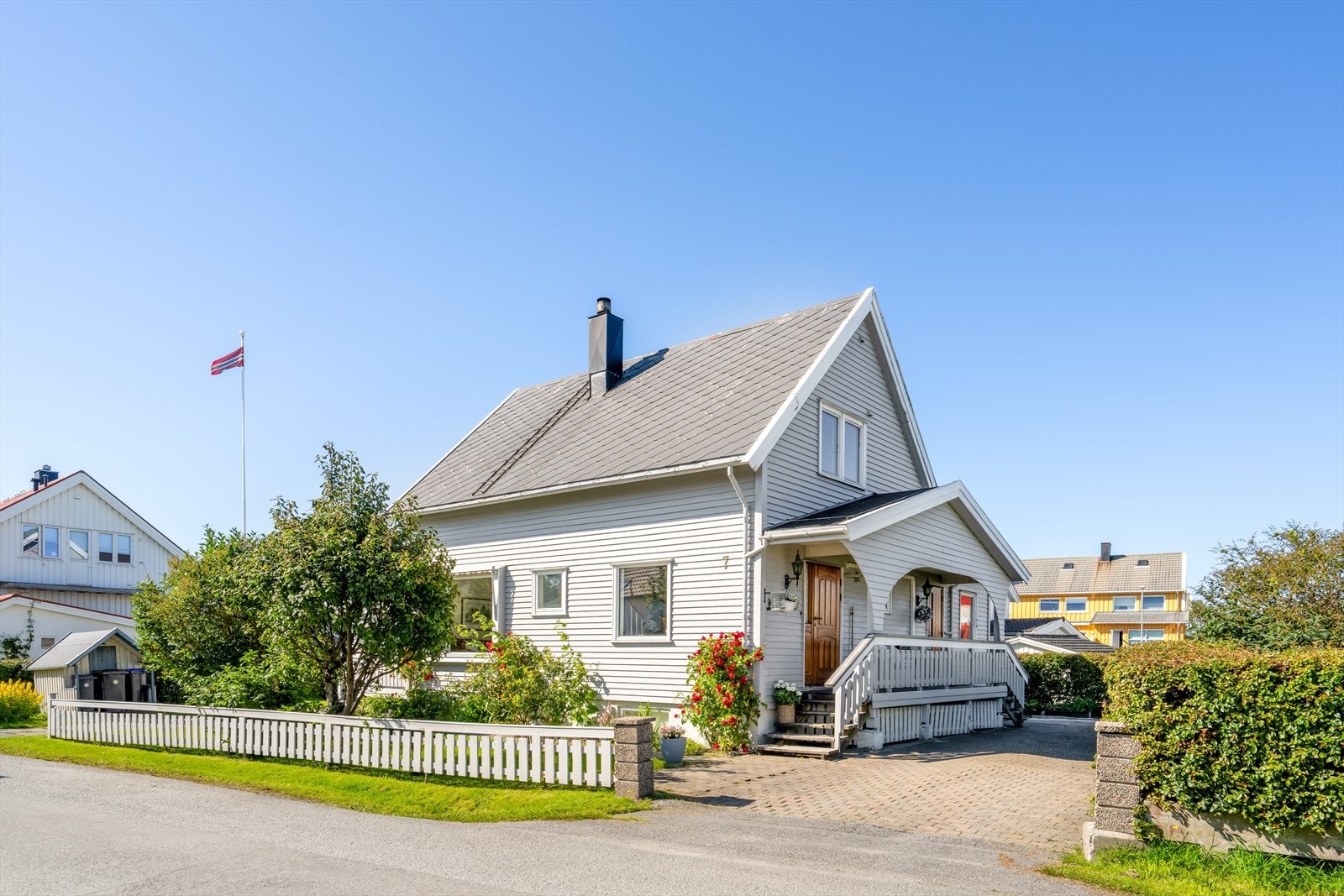 Enebolig med en pent opparbeidet og beplantet hage. Galleribilde