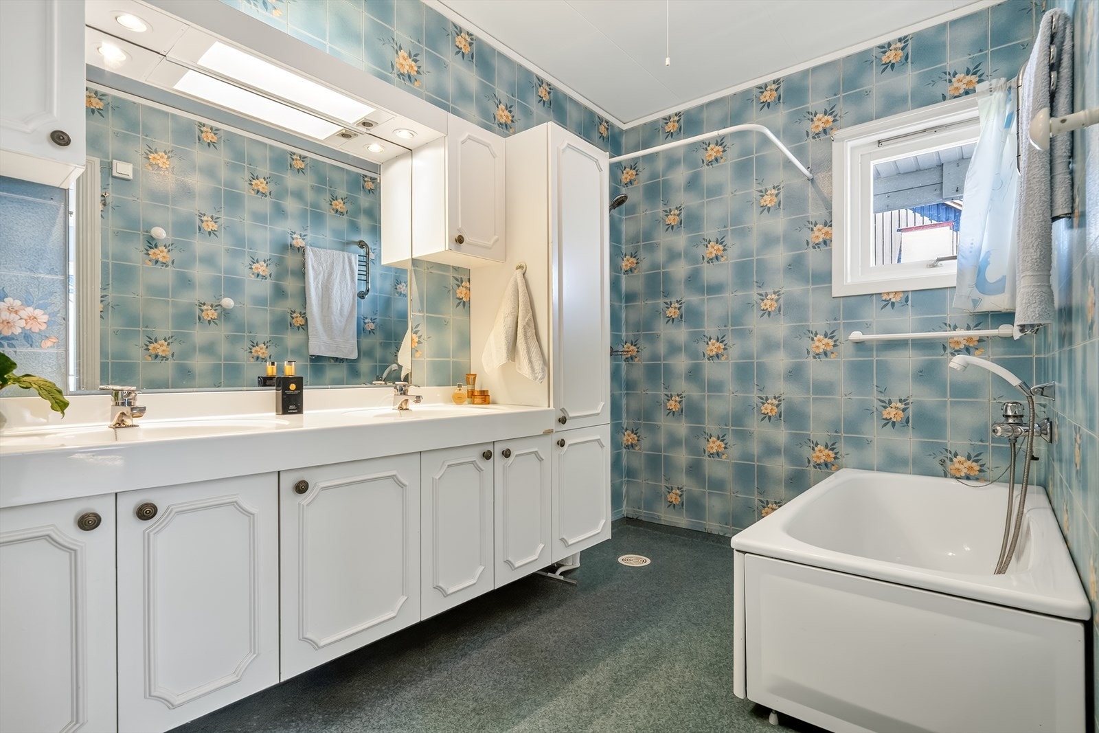 Badet i 1. etasje er utstyrt med badekar, dusjhjørne og dobbel servant. Galleribilde