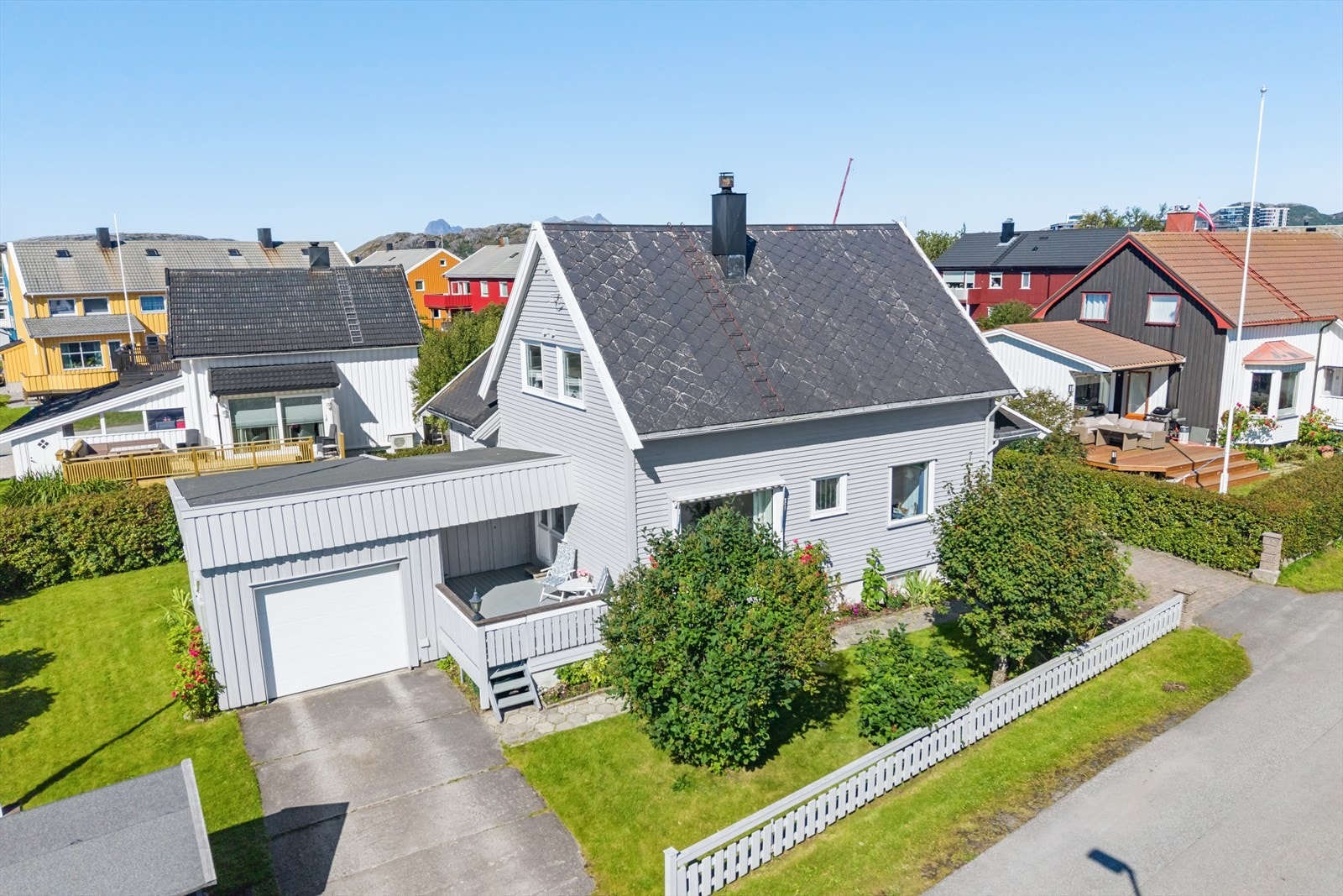 Parkering i egen garasje, i tillegg til oppstillingsplasser på tomten. Galleribilde