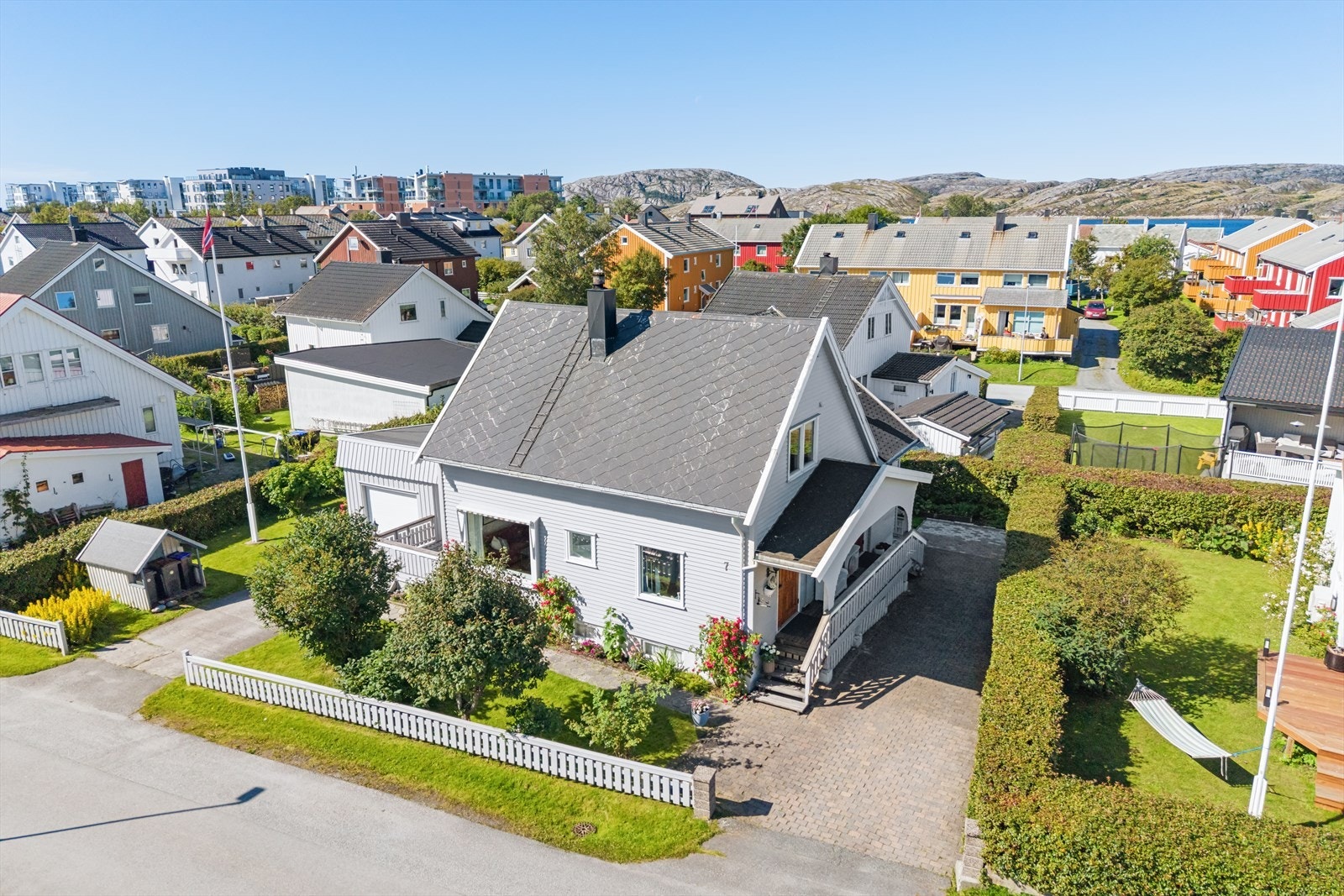 Eiendommen ligger sentralt til i et etablert boligområde, med nærhet til både sjøen og Bodø sentrum. Galleribilde