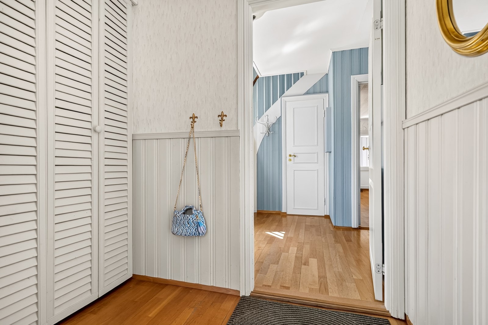 Praktisk entré med plass til å henge fra seg yttertøy og en innebygd garderobe. Galleribilde