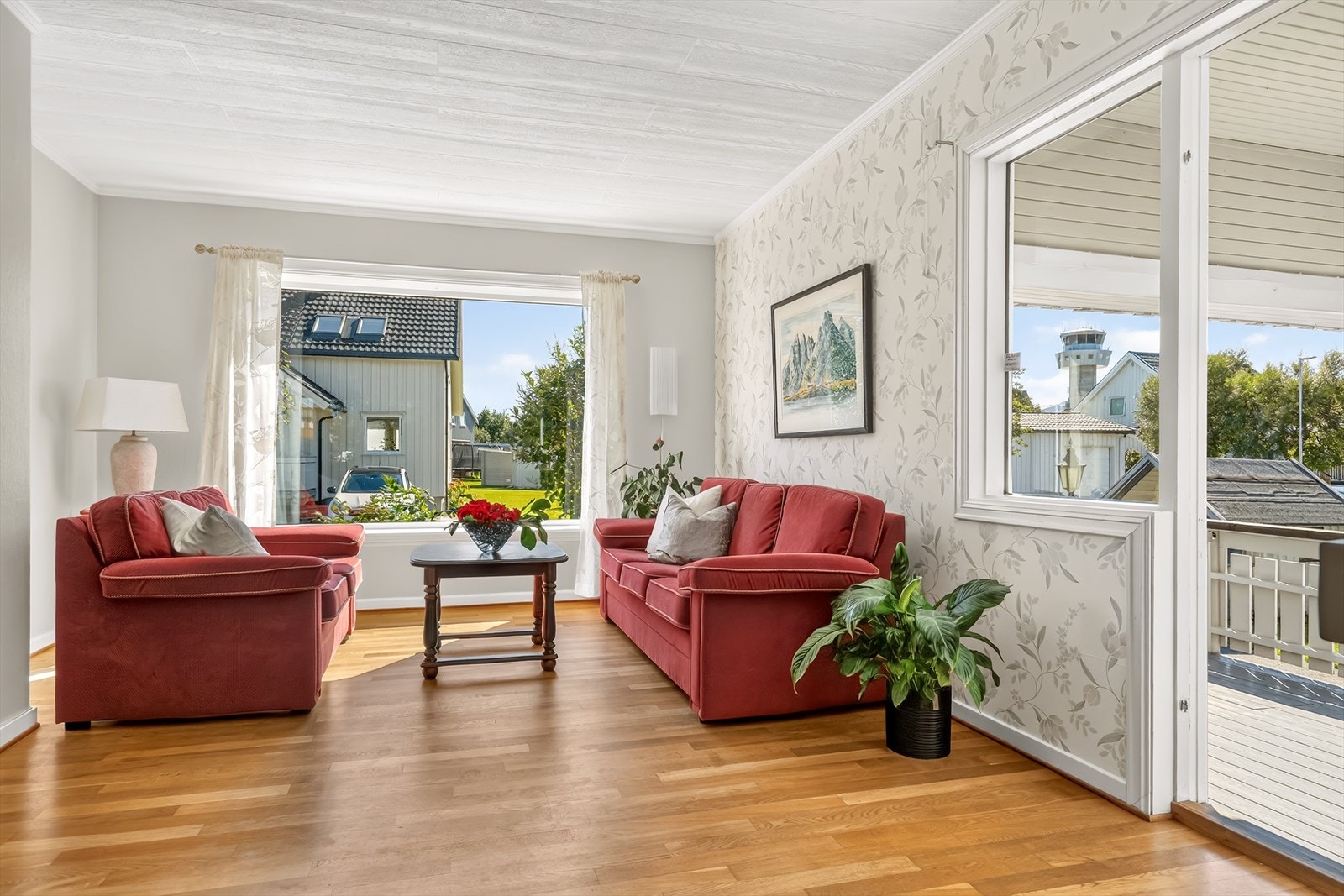 Stuen er romslig og har plass til flere sittegrupper. Galleribilde