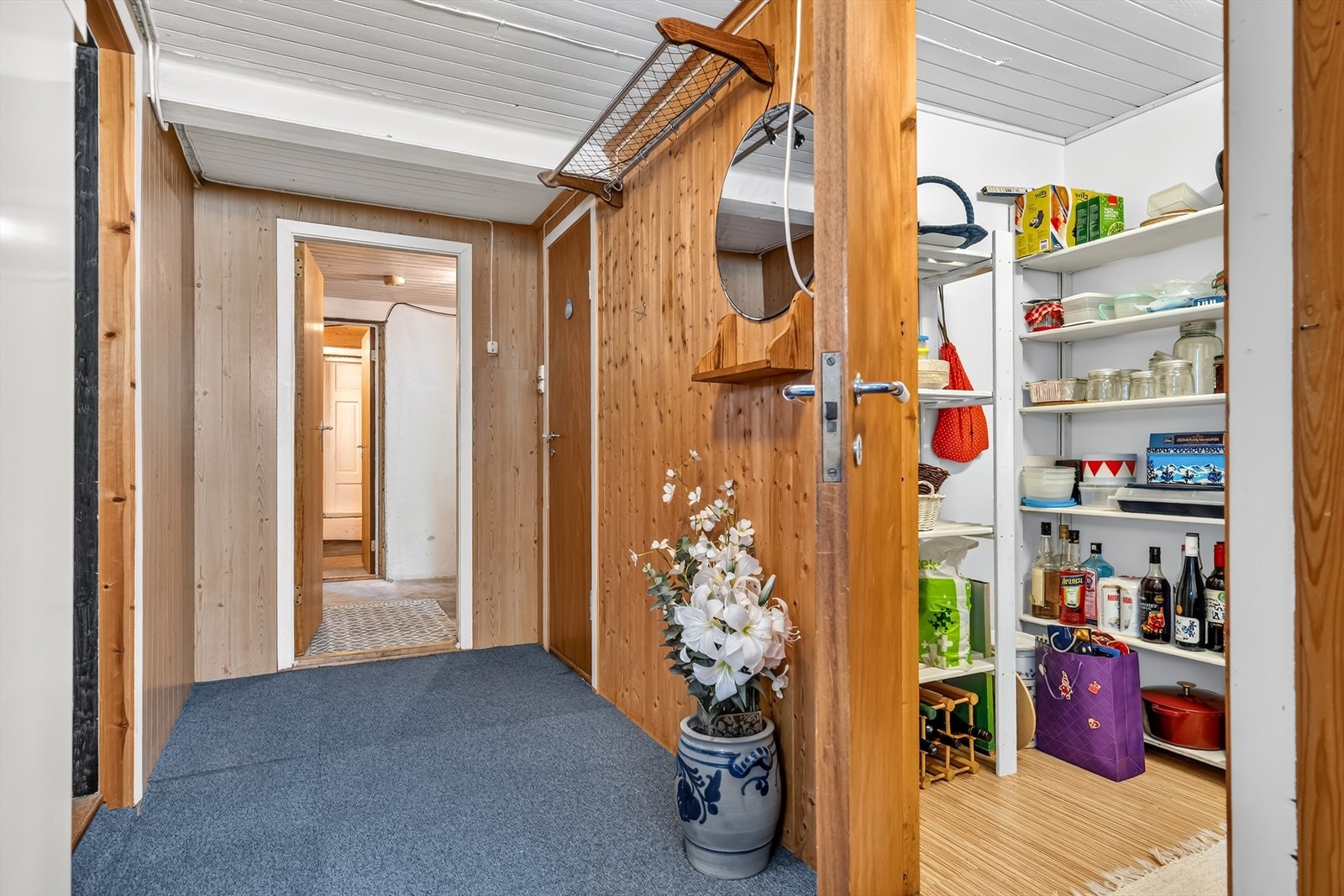 Gang i kjelleren med tilgang til boder og kjellerstue. Galleribilde