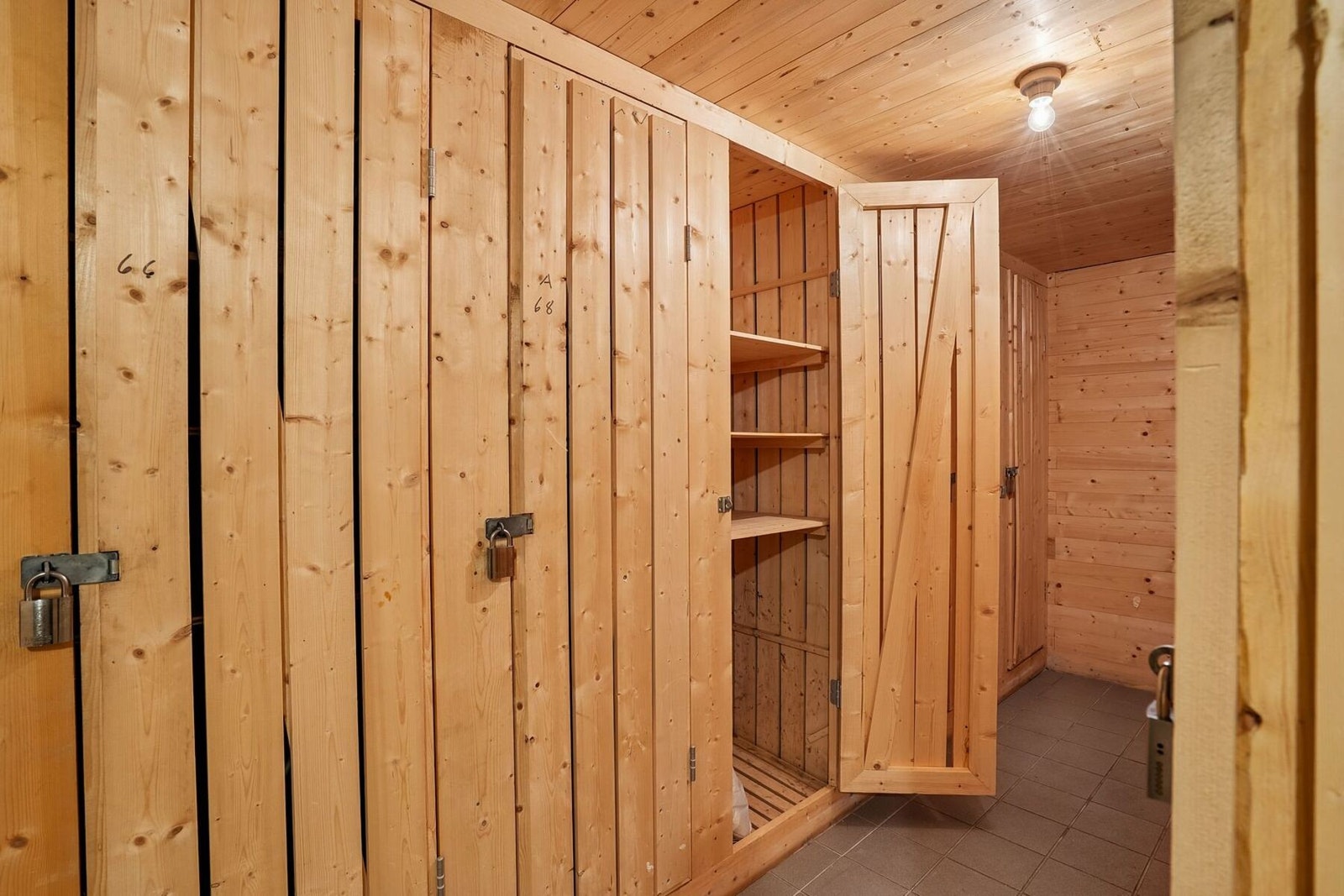 Det medfølger egen frysebod i felles fryserom - perfekt til å oppbevare bær, kjøtt, fisk og andre frysevarer. Galleribilde
