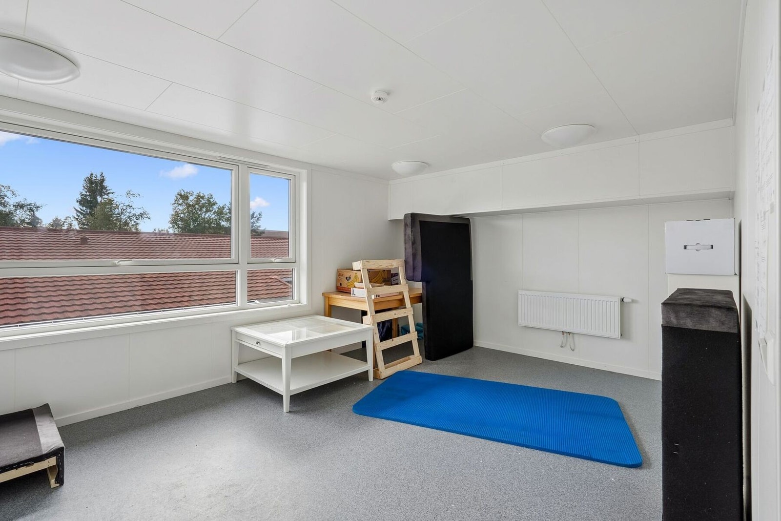 Det er et felles disponibelt rom tilgjengelig for beboerne. Galleribilde