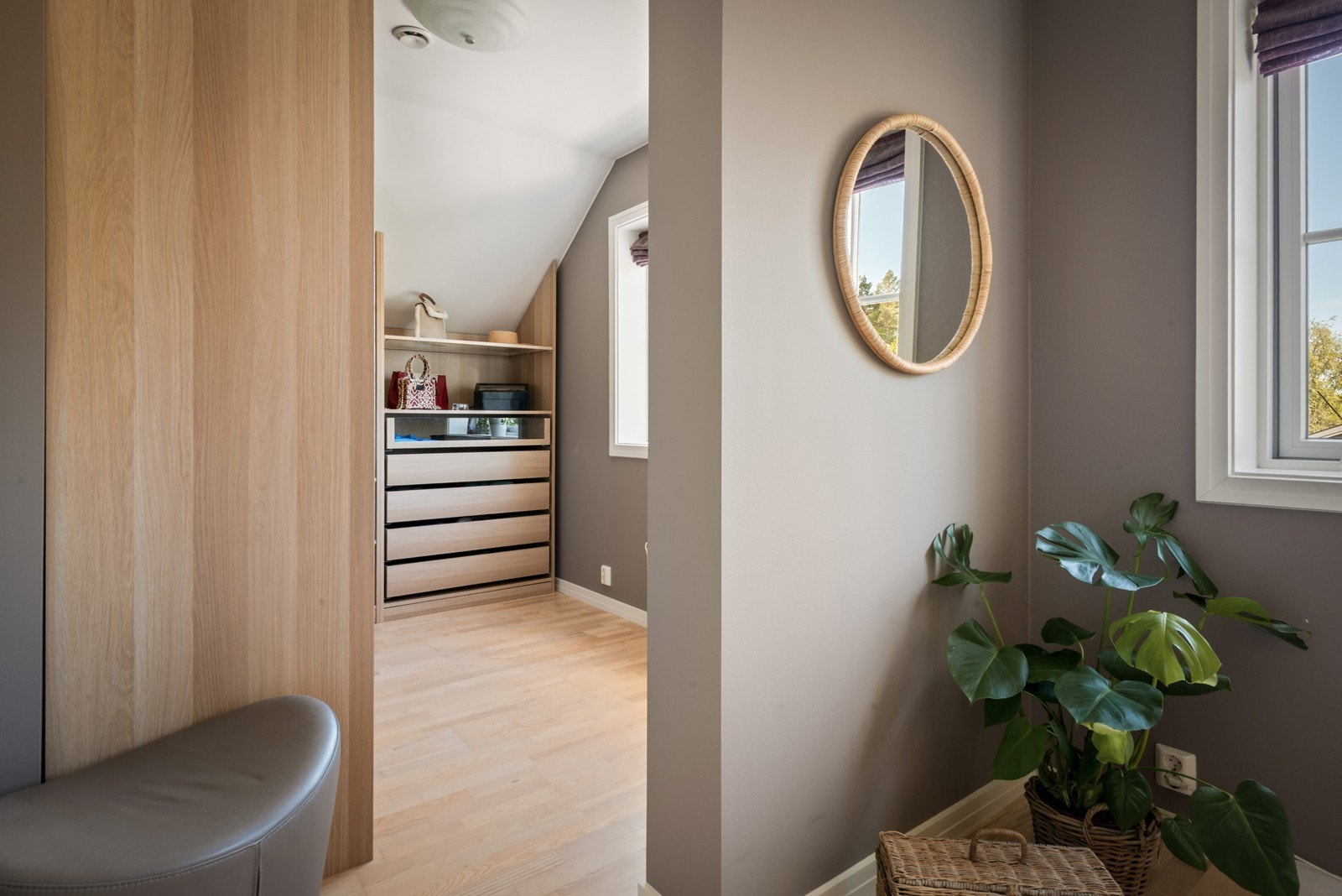 Ett av soverommene har romslig walk-in-closet Galleribilde