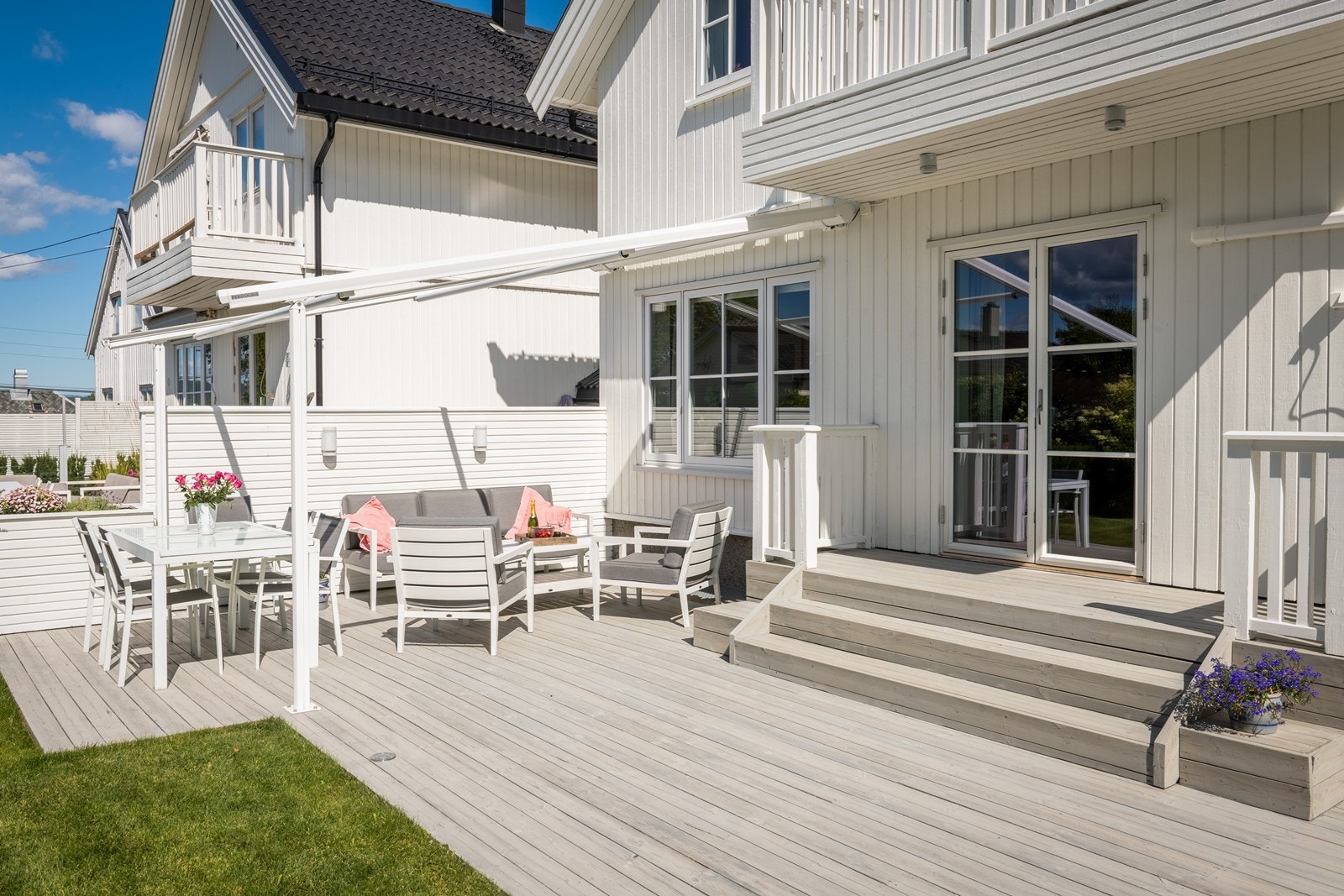 Terrassen blir en naturlig forlengelse av stuen om sommeren - Pergola med motorisert markise Galleribilde