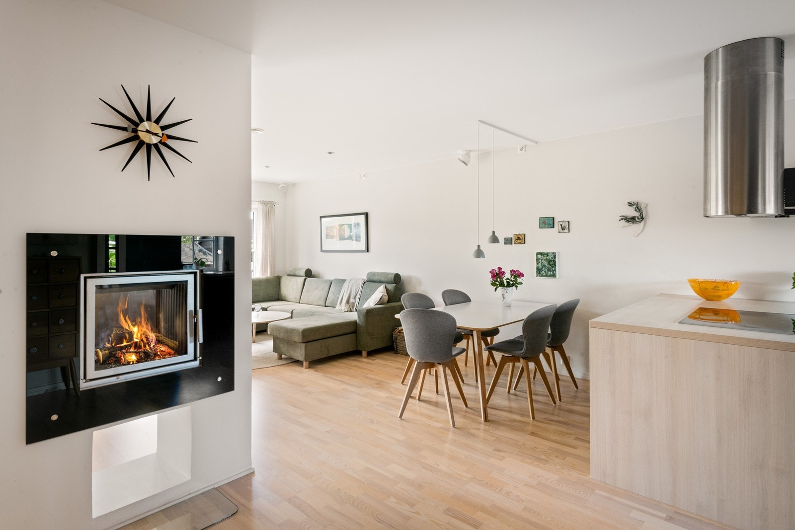 Gjennomgående og lekker peis Galleribilde