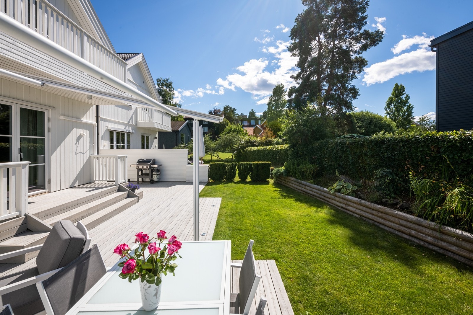 Stor, vestvendt terrasse med gode solforhold Galleribilde