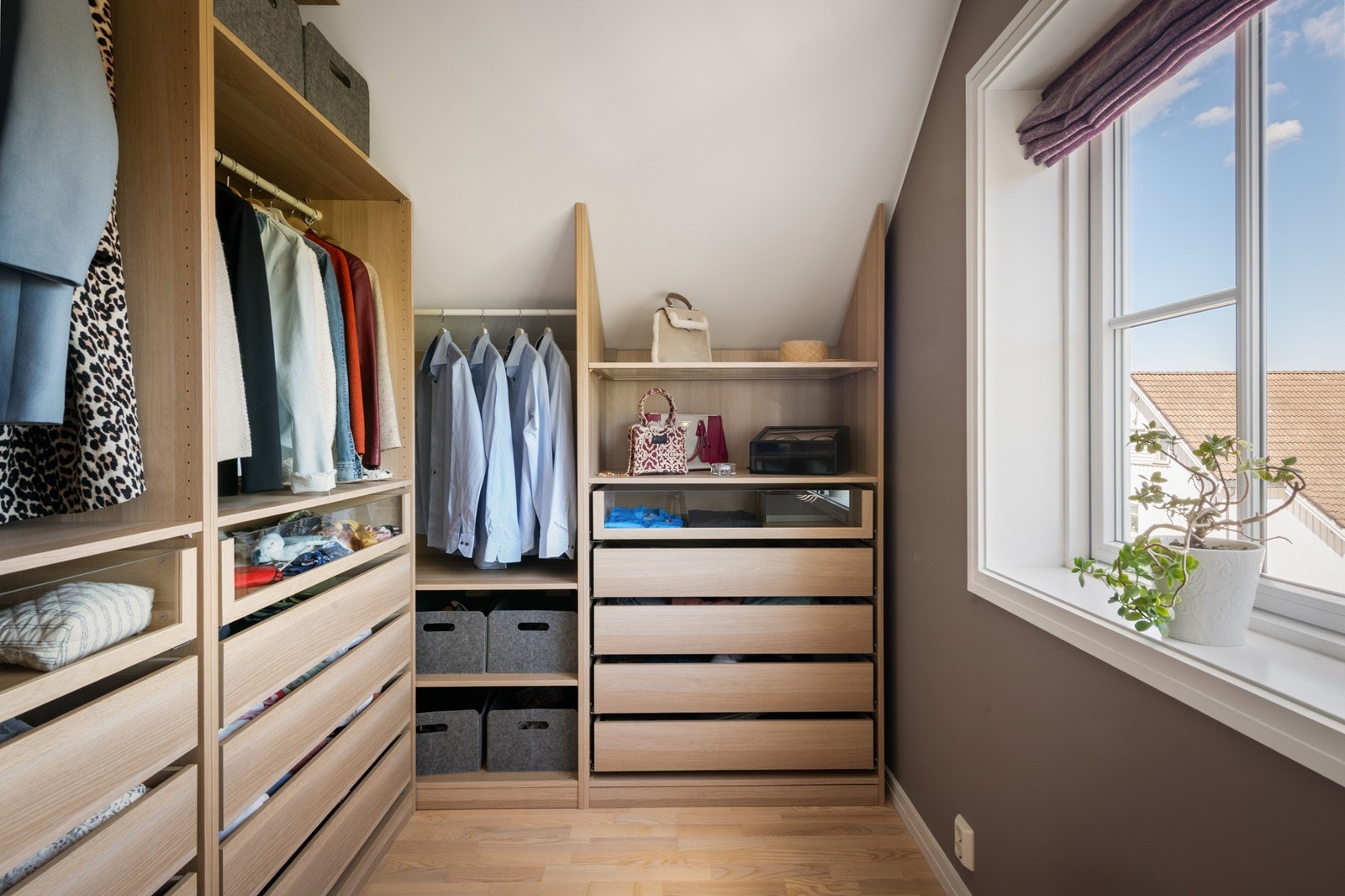Lekkert walk-in closet Galleribilde